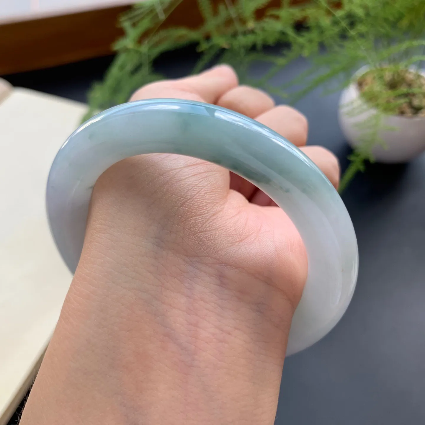 56圈口飘花圆条手镯 尺寸：56-10.5，无纹裂，细腻光滑，花色飘逸