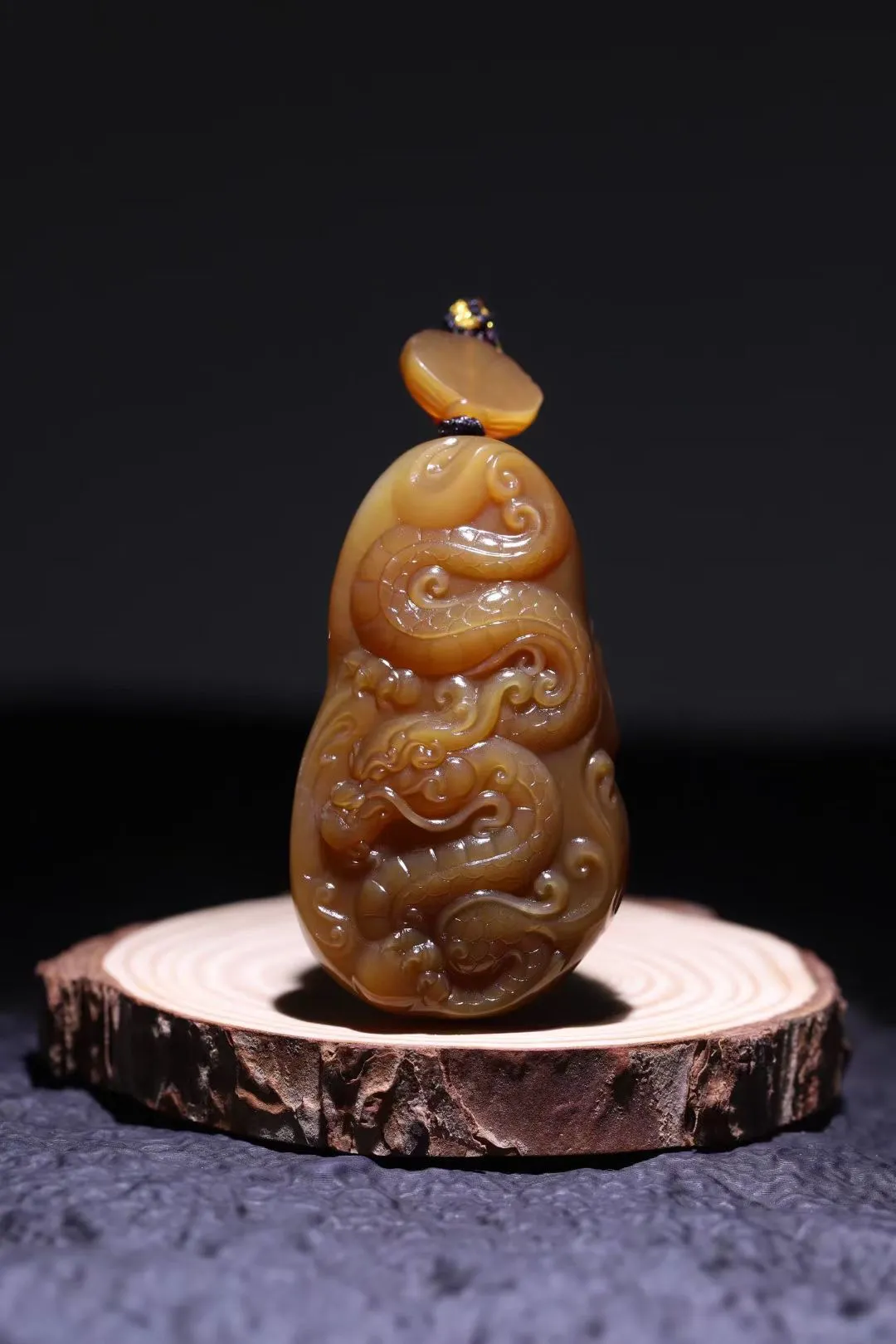 精品美物
【御龙观音】精品老熟且末糖白，糖色明艳，质细如膏似脂，油润十足，造型圆润厚实！韵味拿捏精妙入微, 雕工传神凝练。 观‌音慈‌眉善目 ，眉‌眼低垂‌，祥瑞之‌相，神龙翱翔云端， 普降甘霖在人间，使风调雨顺，国‌家安‌宁， ‌护身祈福‌ ，至‌祥至瑞。
【规格】54-33-17mm,46.9g