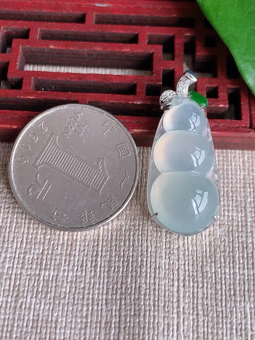 a货翡翠老坑冰种18K金伴钻镶嵌白月光四季豆福豆平安豆吊坠 尺寸31.5×26×13.7×7.5mm 重量4.67g 0902