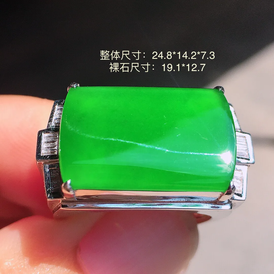 阳绿马鞍戒指，色泽均匀艳丽，玉质细腻，荧光感超
强，饱满圆润，尽显气质，18k
金豪华镶嵌