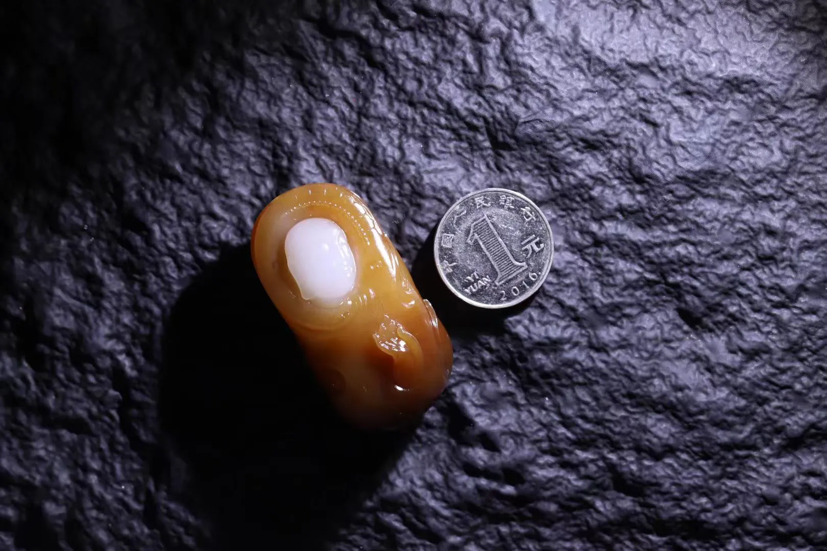 收藏美物
【千年禅心】且末糖白玉，白细如脂，红肉艳丽饱满，呈现出如潭水一般的深邃色泽，让人一眼望不穿，充满了遐想。雕工精细，设计精妙，传心授教，僧人身披袈裟，一心求佛，虔诚至极。掩埋一生心即佛，万年千载不成尘工。禅心，禅念，禅悟，出尘之气，悟道在心，禅意幽幽，意境深远。
【规格】53-28-19mm，49g
