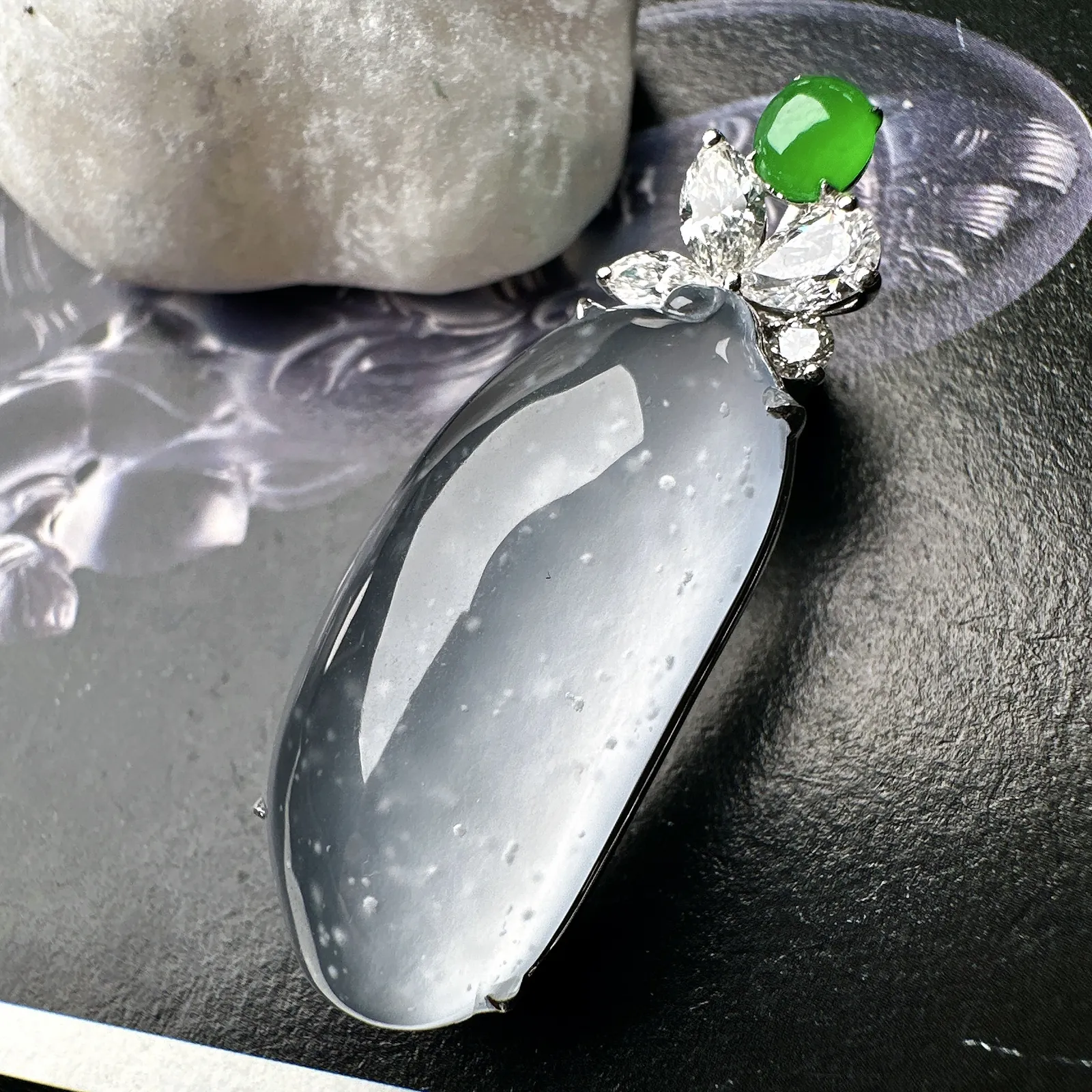 【冰种福瓜吊坠】雪花棉老料，种水上乘，晶莹剔透，纯净通透，莹光感很强。18k金钻镶嵌，裸石尺寸31.6*14.6*7毫米
