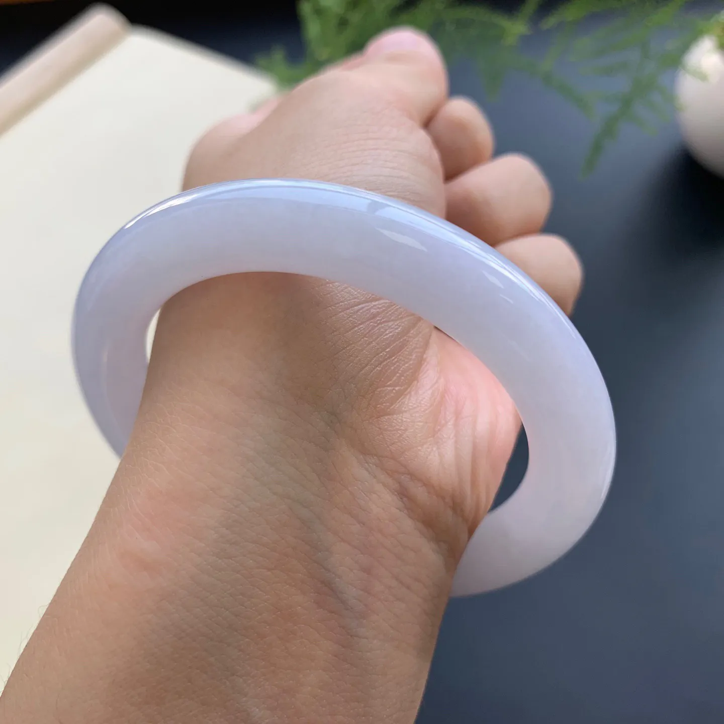 53圈口细糯圆条手镯 尺寸：53-9.5，无纹裂，细腻釉洁，清爽干净