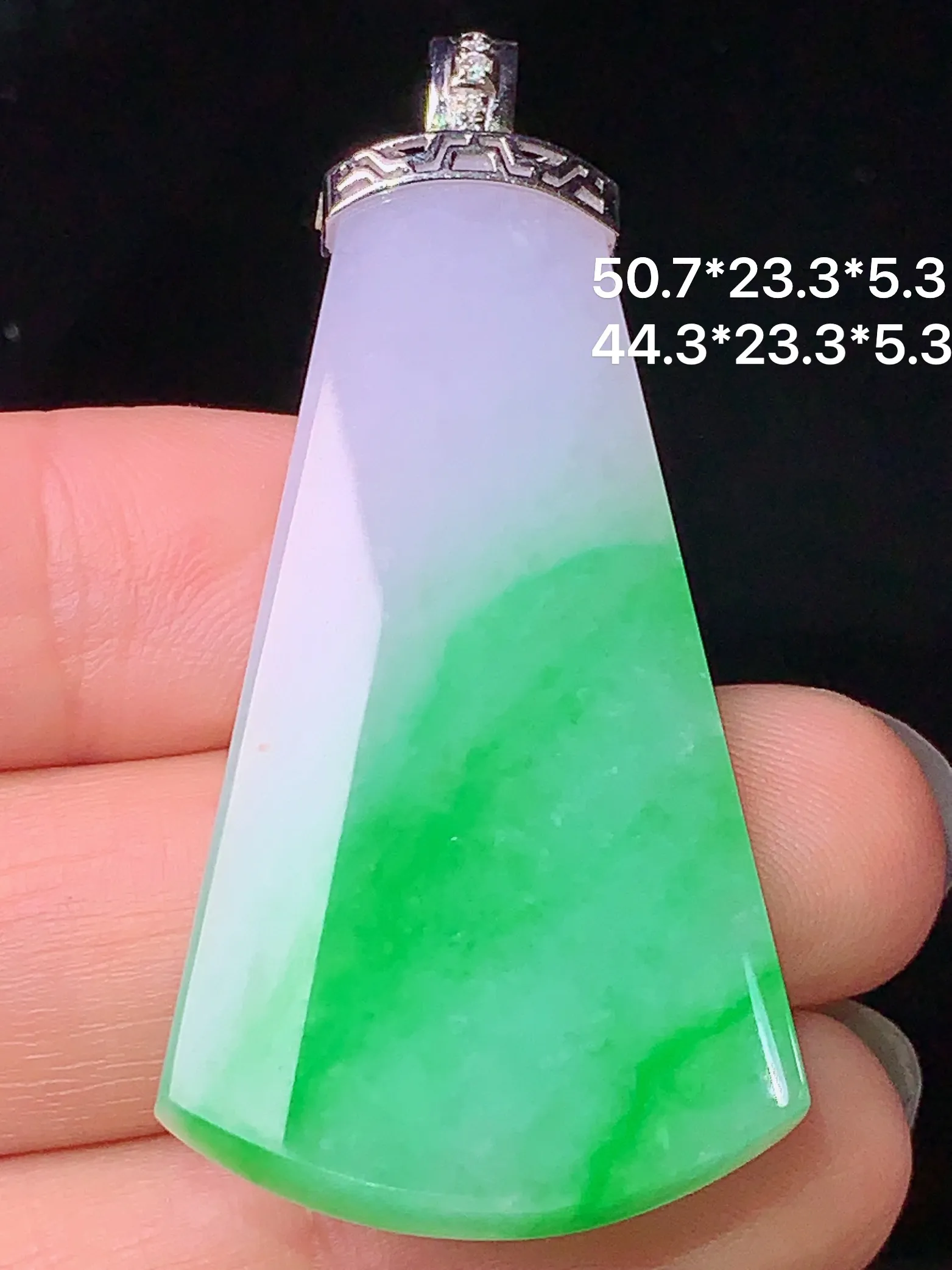 18k金镶嵌飘绿无事牌吊坠 玉质细腻 色泽清新艳丽 整体尺寸50.7*23.3*5.3