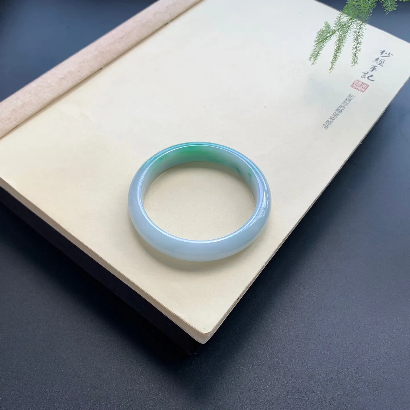 55.8圈口飘绿正圈手镯 尺寸：55.8-12-7.5，无纹裂，细腻光滑，色泽靓丽