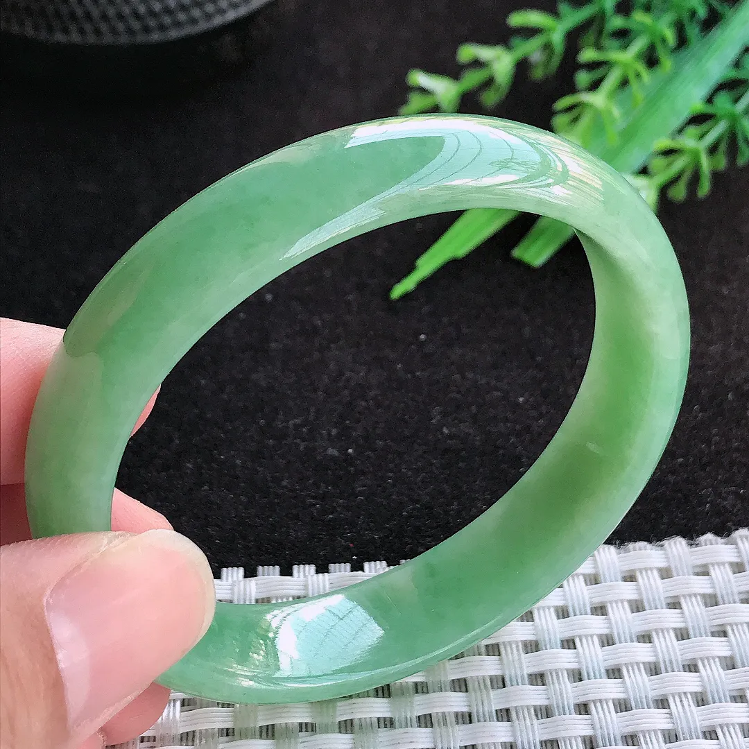 自然光55/49/14/6.5老坑精美冰润满绿贵妃手镯天然翡翠玉镯女款