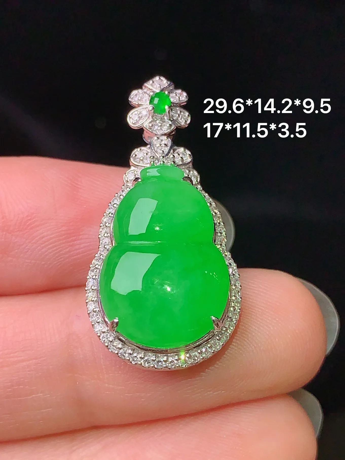 18k金钻镶嵌翠绿葫芦吊坠 玉质细腻 色泽清新艳丽 整体尺寸29.6*14.2*9.5