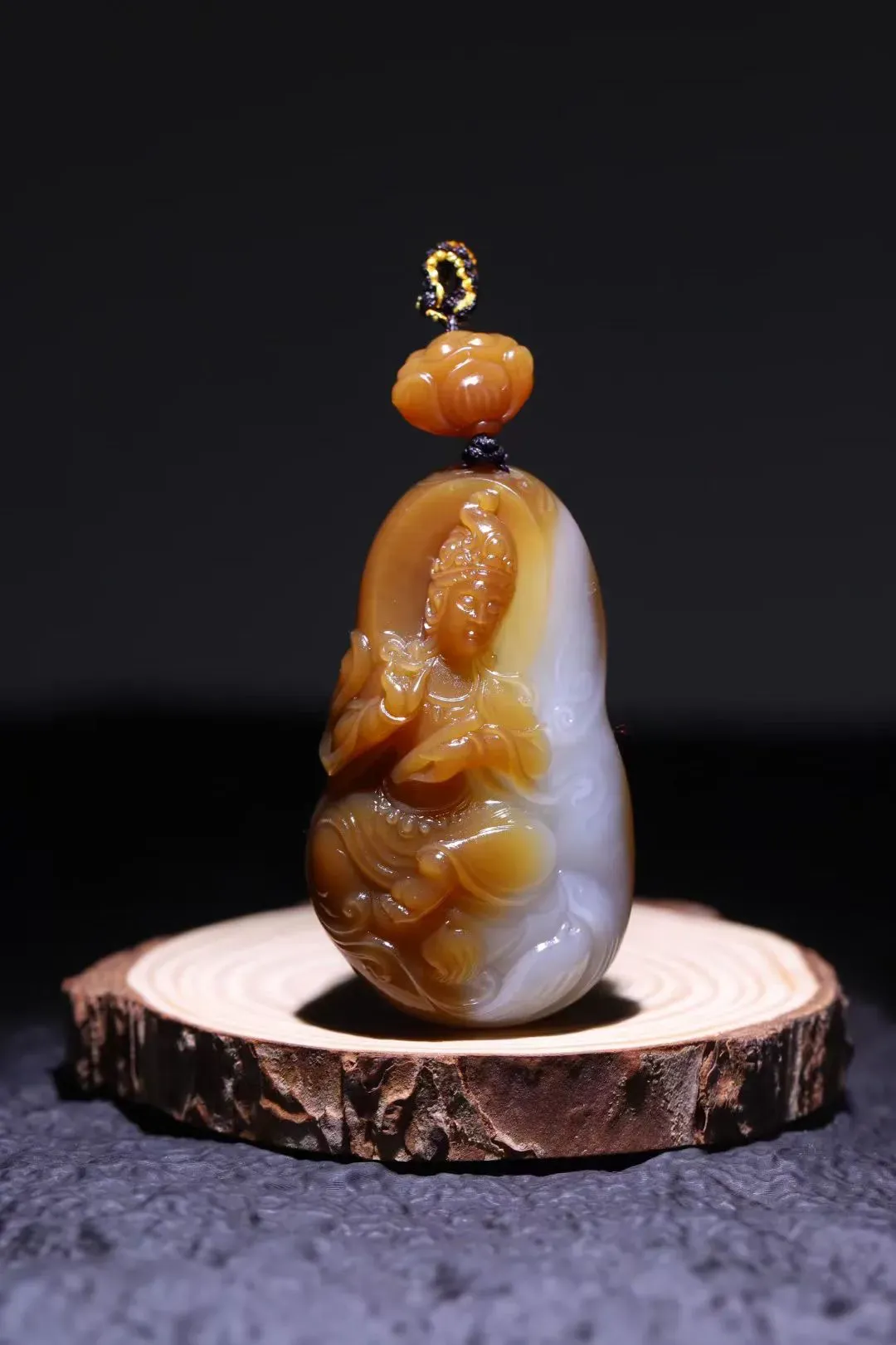 精品美物
【御龙观音】精品老熟且末糖白，糖色明艳，质细如膏似脂，油润十足，造型圆润厚实！韵味拿捏精妙