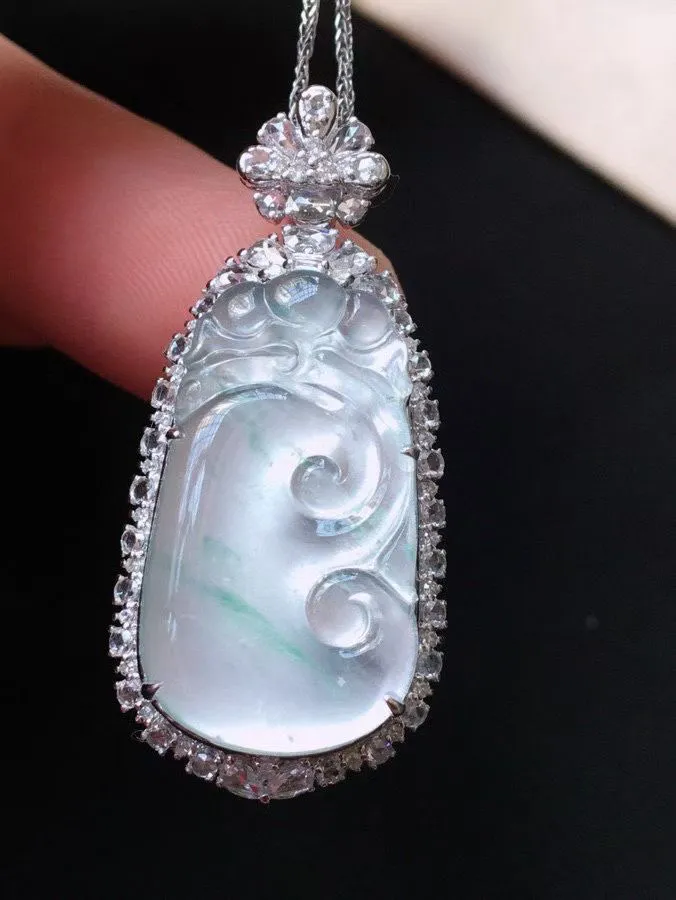 冰种飘绿如意吊坠，真金真钻镶嵌，种水好，玉质细腻 .裸石尺寸 24.0*13.5