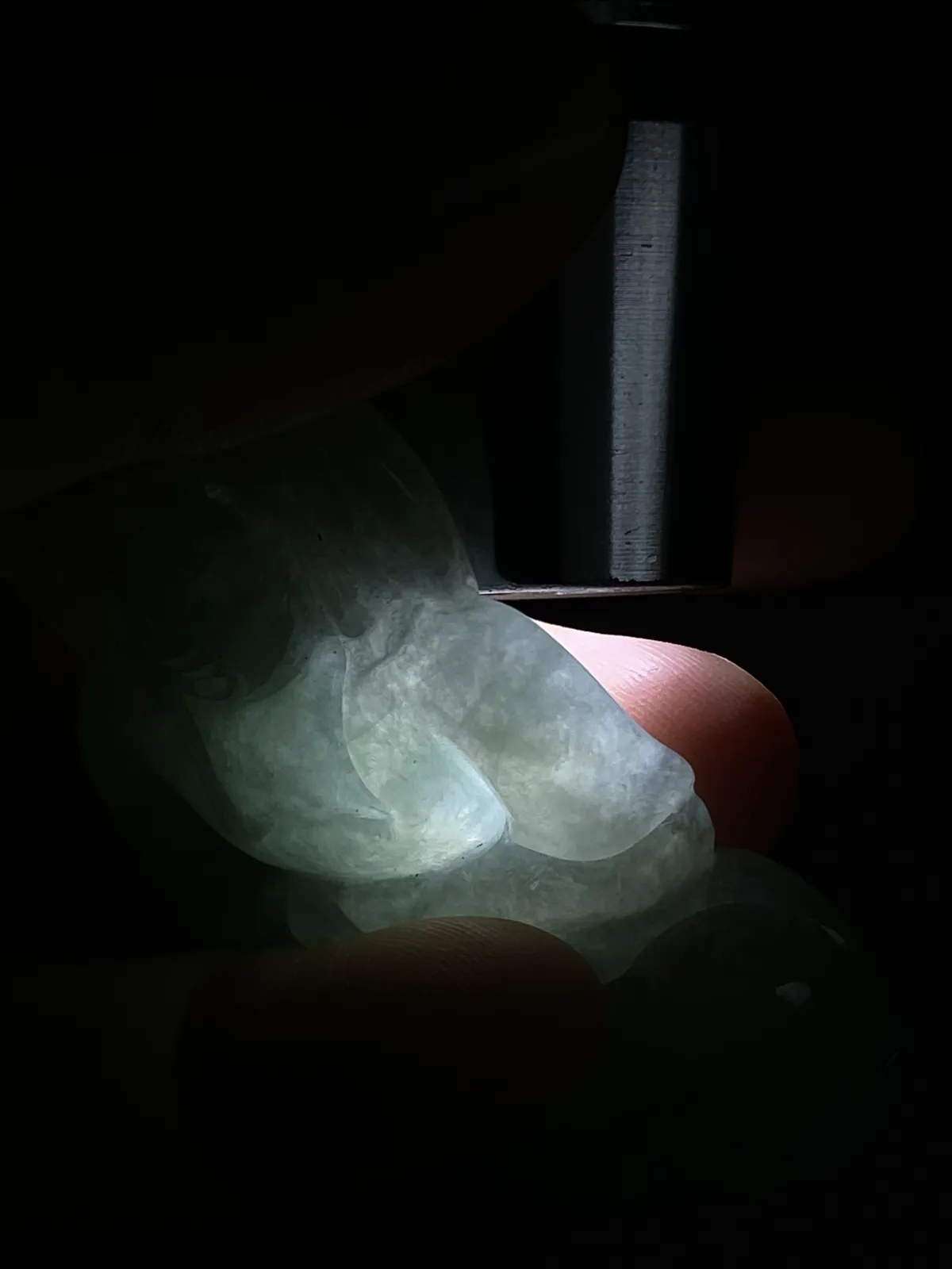 翡翠糯化种淡绿色吊坠，配珠未测