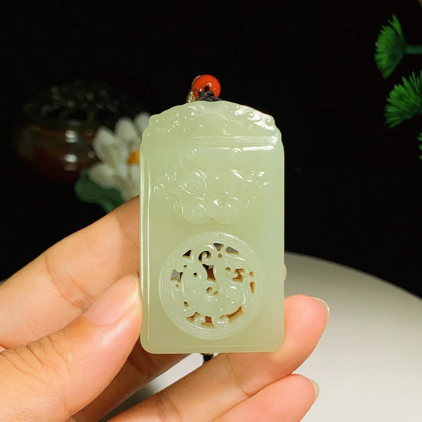 新疆和田玉仿古龙牌子挂件。尺寸55/31.6/9.3重33.5克 玉质细腻油润 底色纯净 脂粉好，品质好。lt250902