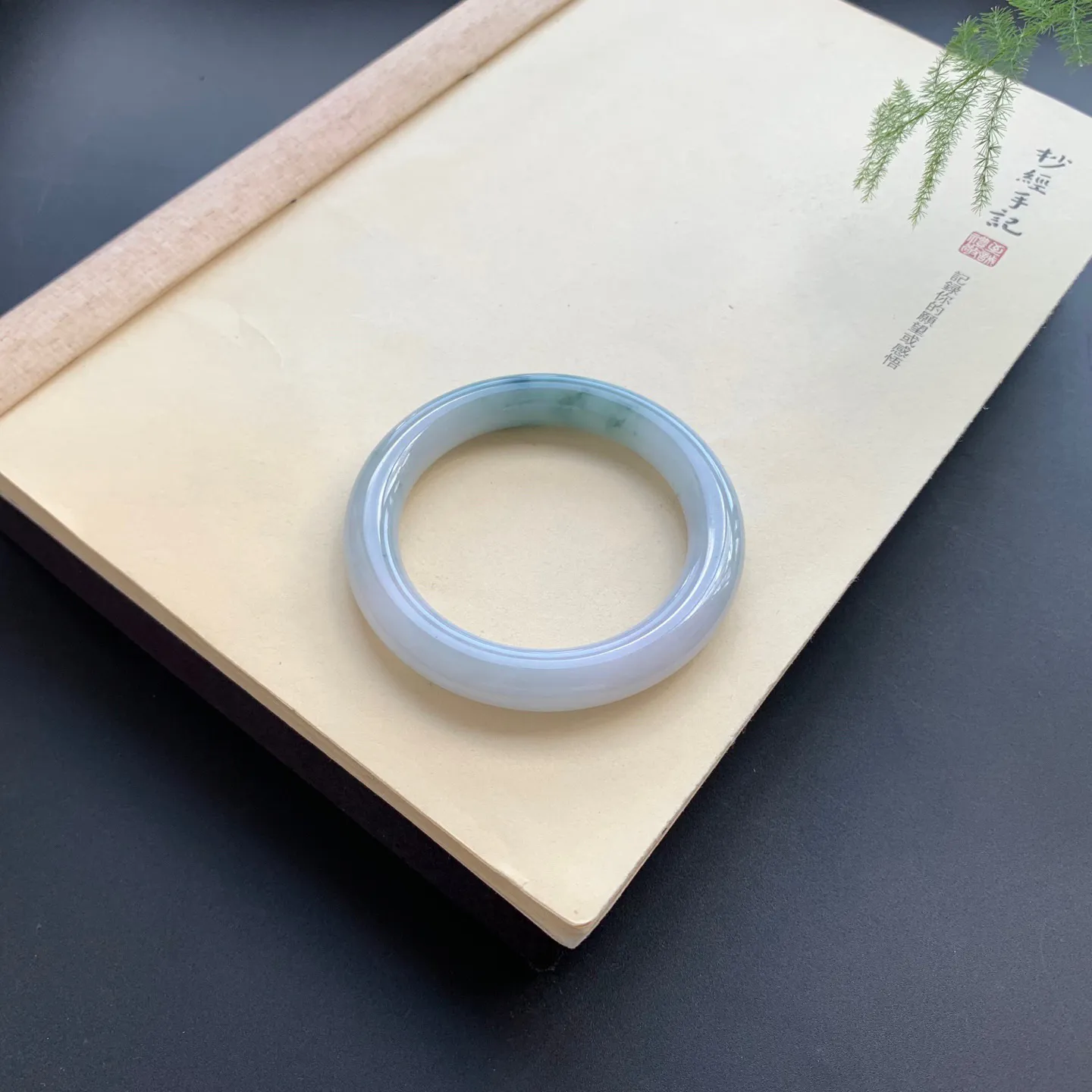 56圈口飘花圆条手镯 尺寸：56-10.5，无纹裂，细腻光滑，花色飘逸