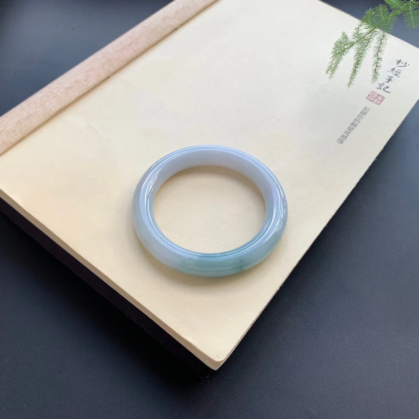 56圈口飘花圆条手镯 尺寸：56-10.5，无纹裂，细腻光滑，花色飘逸