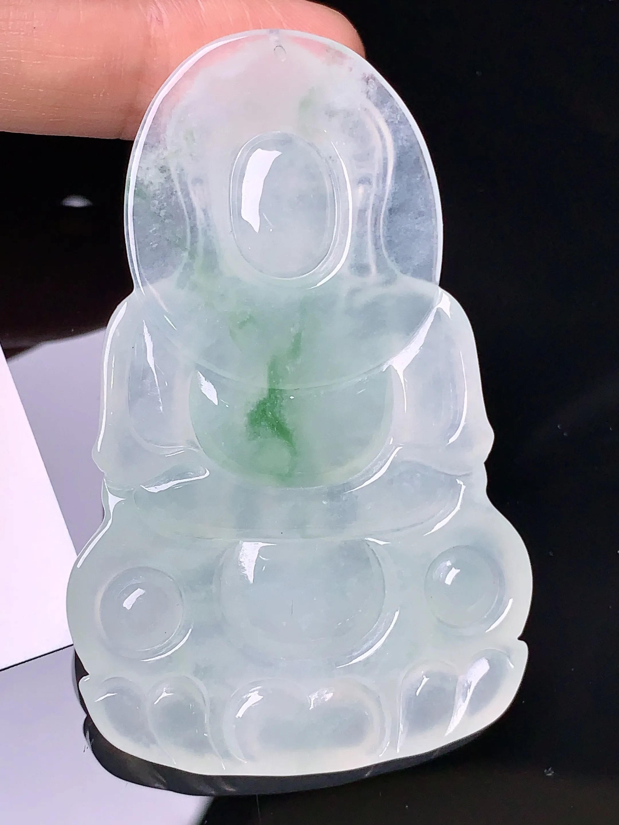 飘绿观音吊坠 玉质细腻 色泽清新艳丽 整体尺寸63.2*40.2*5.6
