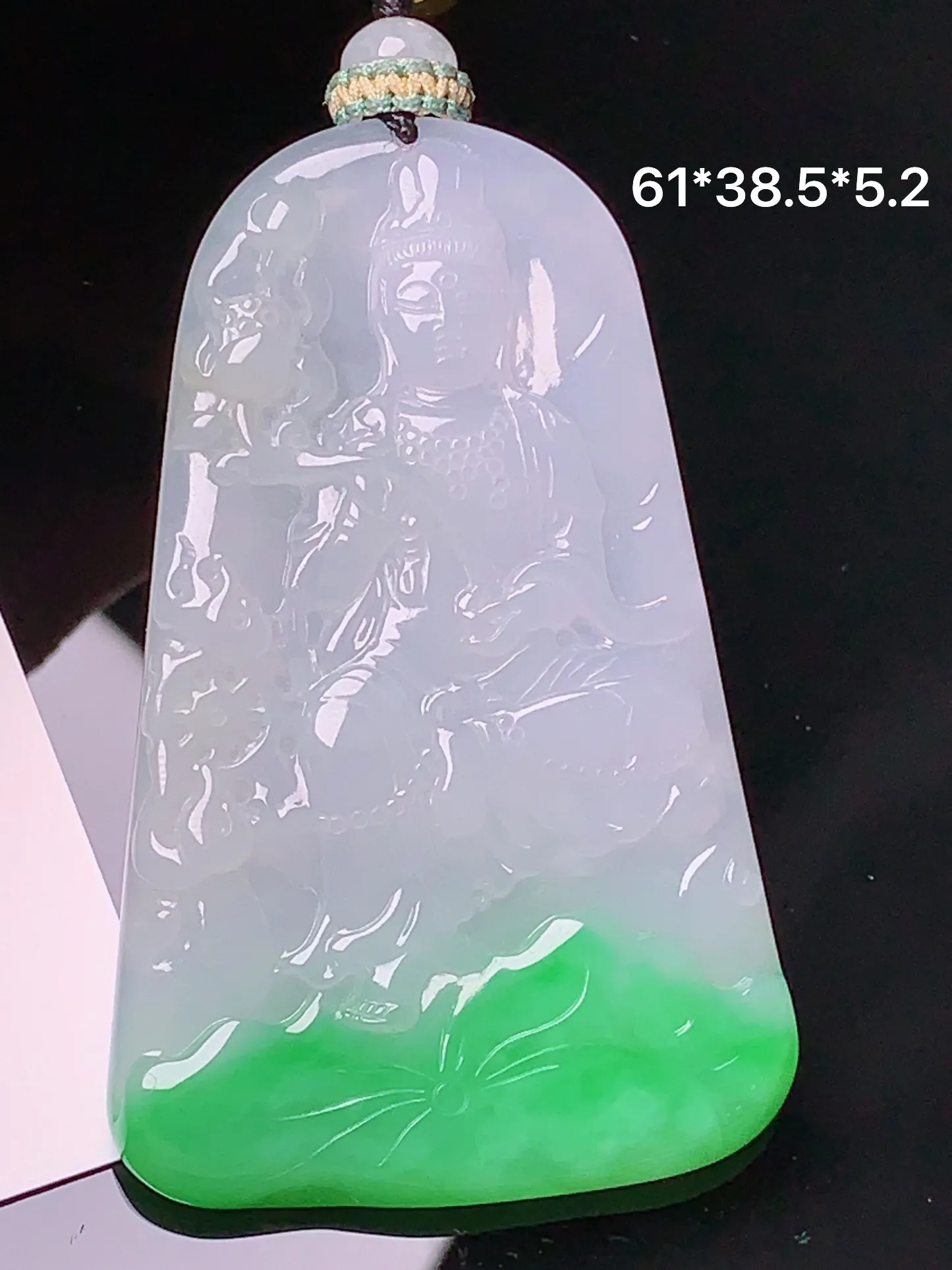 飘绿观音菩萨吊坠 玉质细腻 色泽清新艳丽 整体尺寸61*38.5*5.2