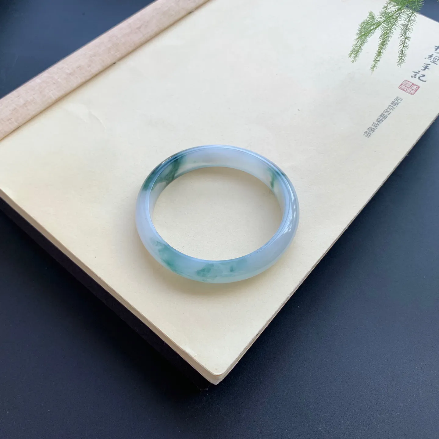 57.5圈口飘花正圈手镯 尺寸：57.5-12-7，水润起胶，花色浓郁