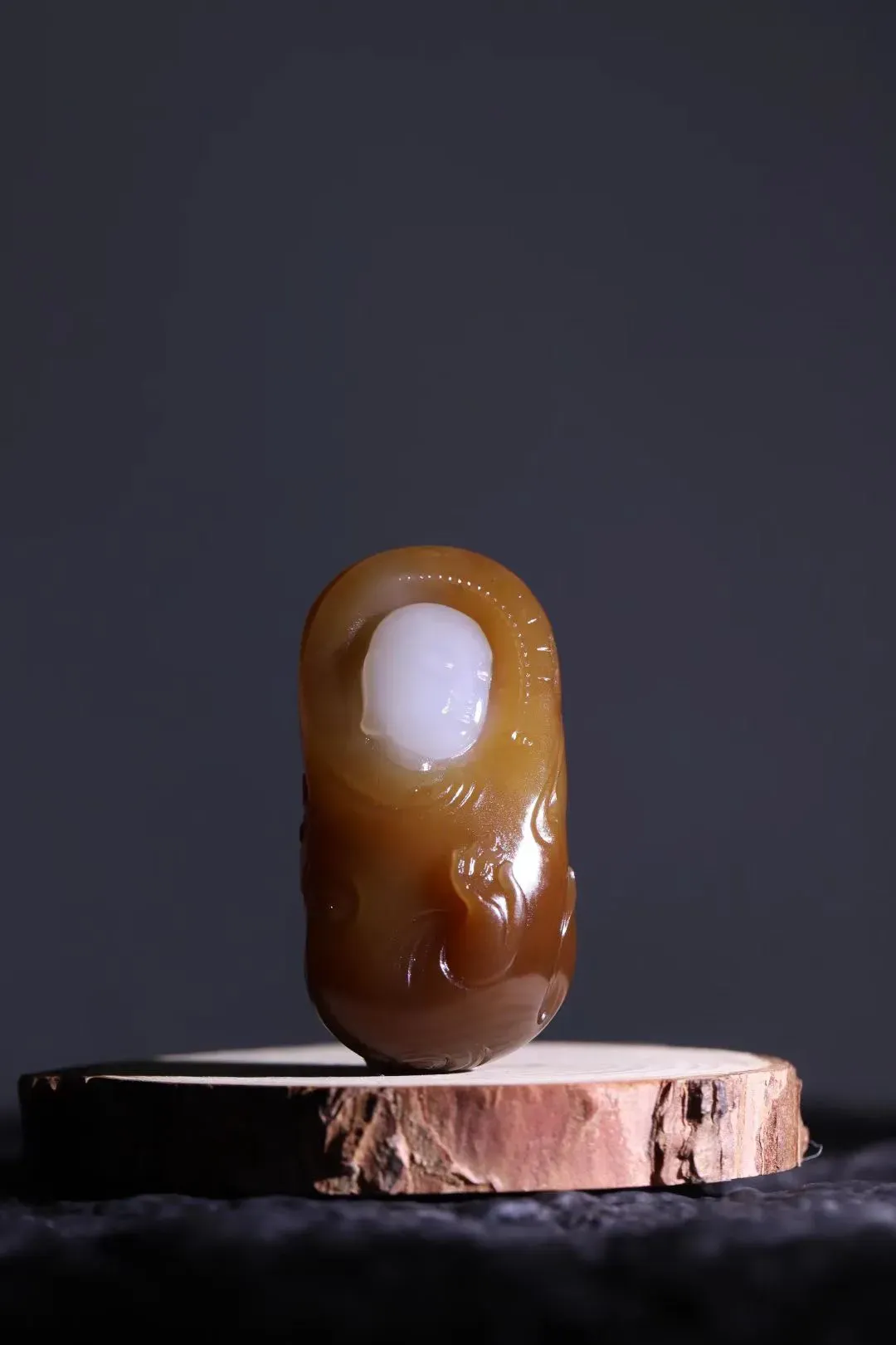 收藏美物
【千年禅心】且末糖白玉，白细如脂，红肉艳丽饱满，呈现出如潭水一般的深邃色泽，让人一眼望不穿