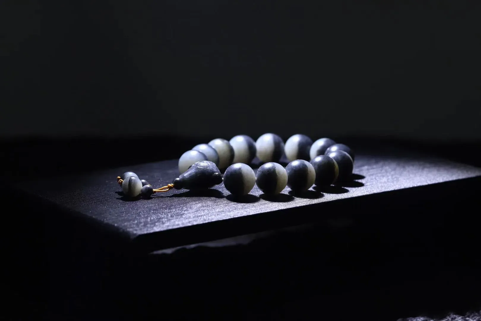 ●——〈墨色山水手串

翩翩君子，温润如玉：古人借玉石独有的温润气质，来颂扬人们的优秀品质。而这个玉石，指的就是和田玉，这串青花玉黑白分明的青花籽料，天然形成的半山半水纹路，

每一颗玉珠的打磨都是耗时耗力，一个照一个的圆润饱满，寓意平安顺遂，戴在身上有安全感！重点是籽料的质地细腻油润，越盘越亮，越品越有韵味！

男士咱们常见的手串尺寸都是12-18之间的，这串刚刚好不会过于沉重和张扬，
16mm，93g