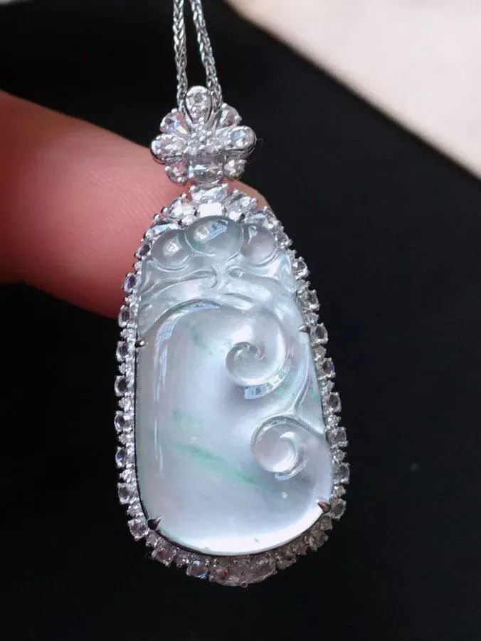 冰种飘绿如意吊坠，真金真钻镶嵌，种水好，玉质细腻 .裸石尺寸 24.0*13.5