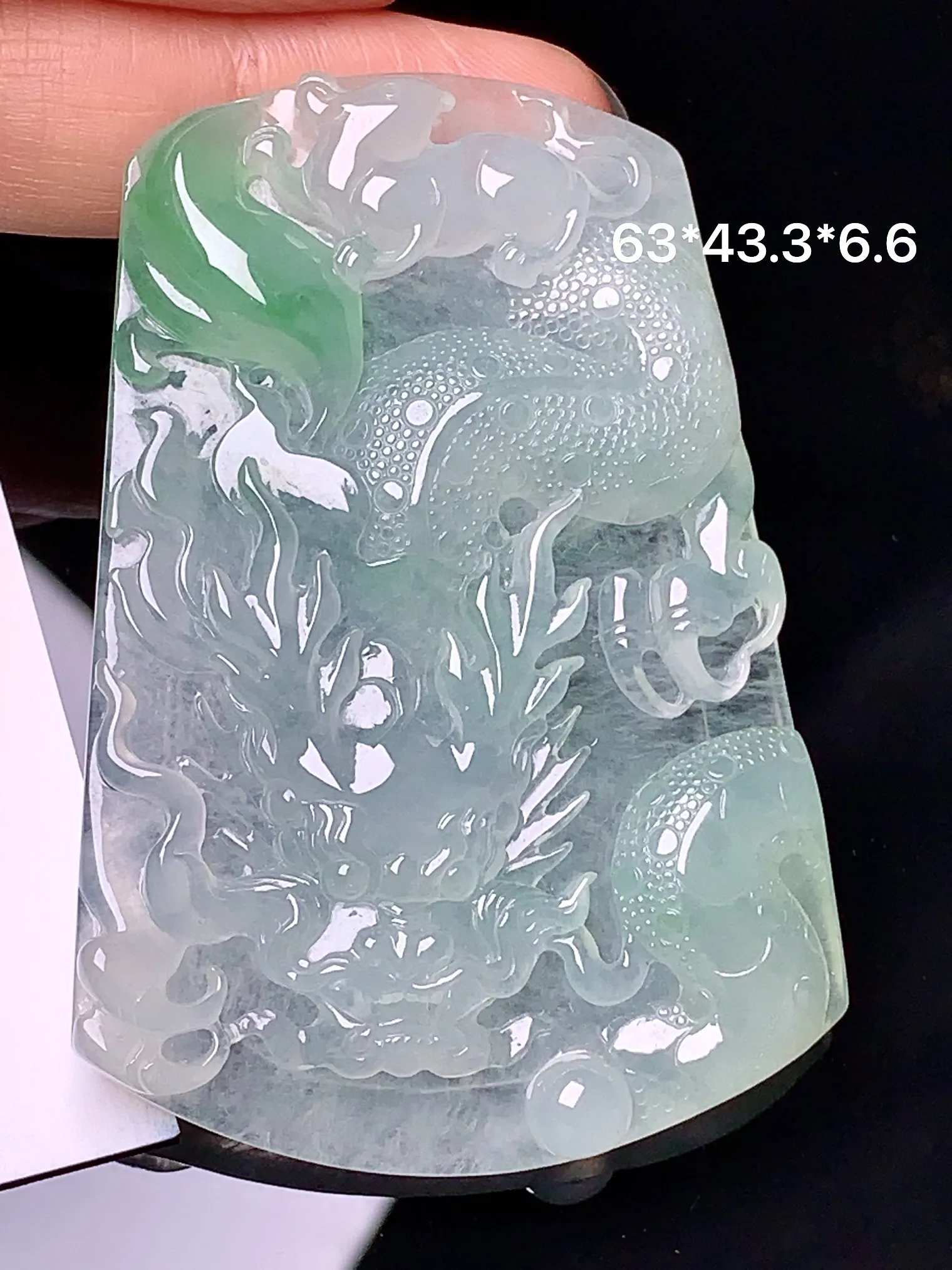 飘绿龙牌吊坠 玉质细腻 色泽清新艳丽 整体尺寸63*43.3*6.6