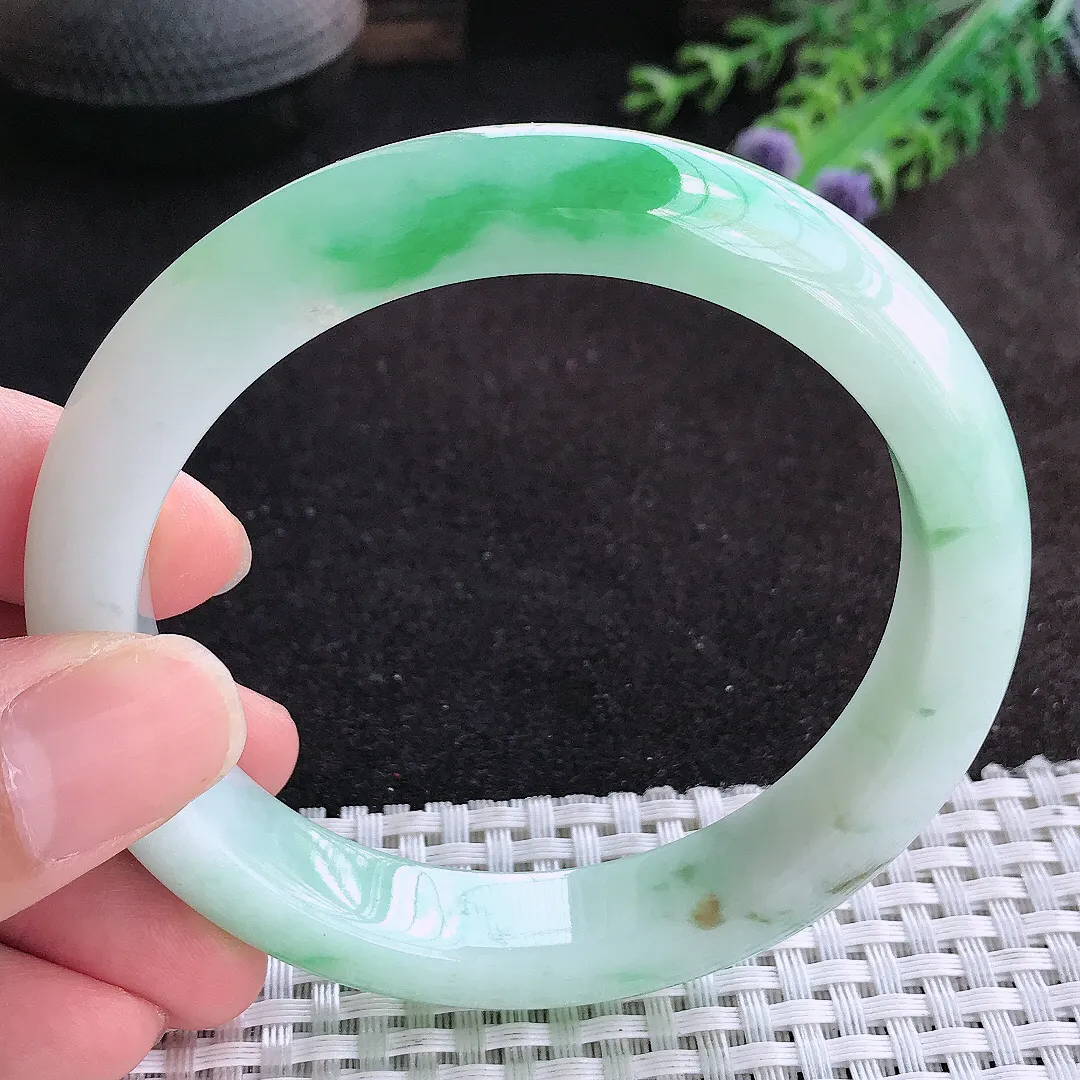 自然光61/12.2/9大圈口老坑精美冰润飘阳绿手镯天然翡翠玉镯女款