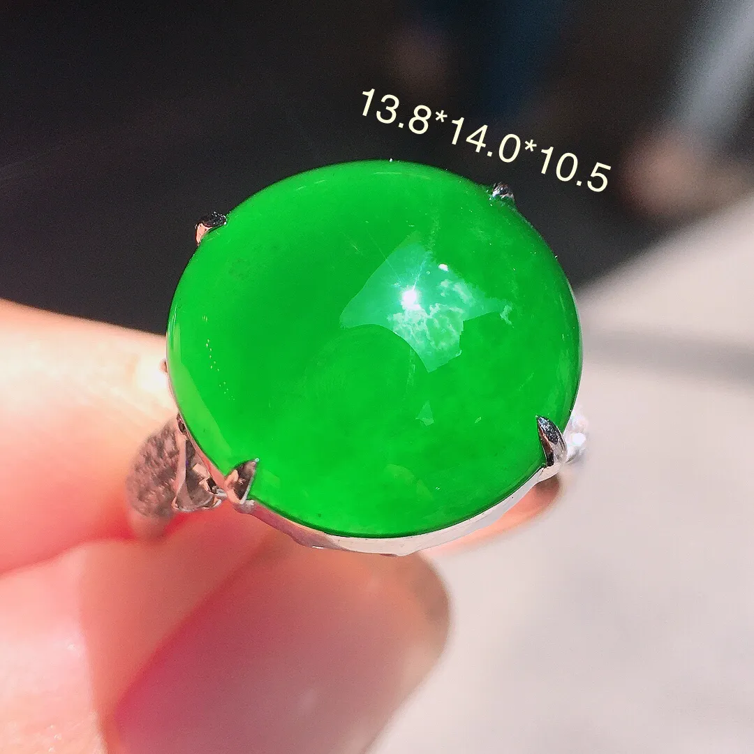 阳绿蛋面戒指，色泽均匀艳丽，玉质细腻，荧光感超
强，饱满圆润，简单大气，18k
金豪华镶嵌