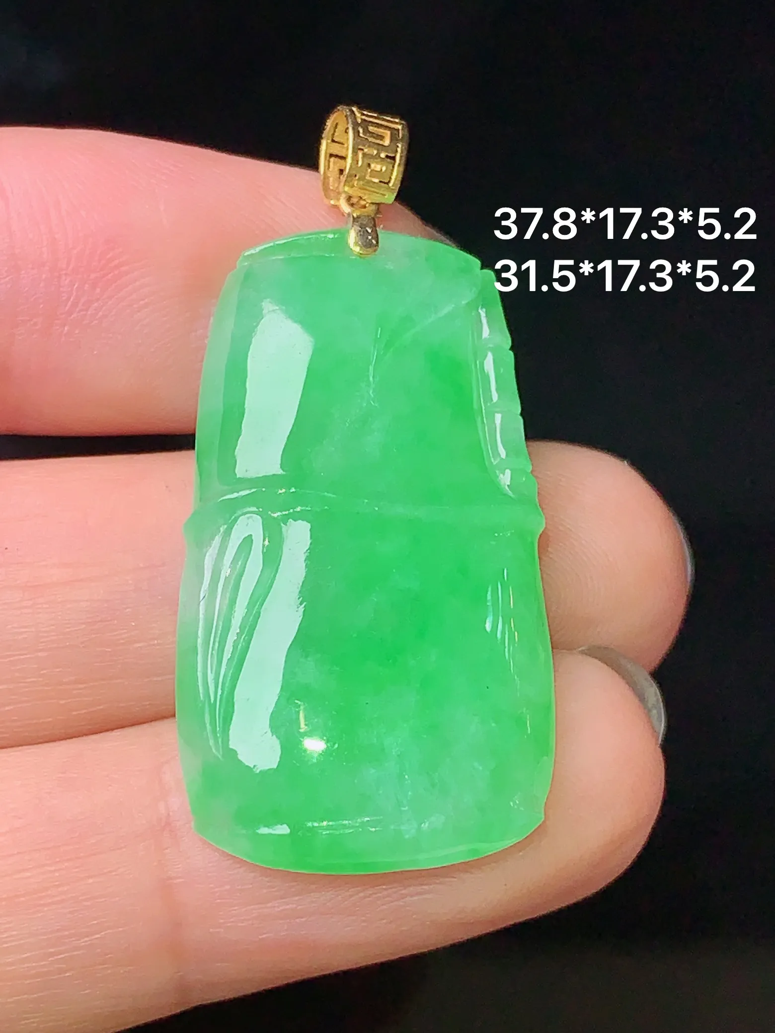 18k金镶嵌翠绿竹节吊坠 玉质细腻 色泽清新艳丽 整体尺寸37.8*17.3*5.2