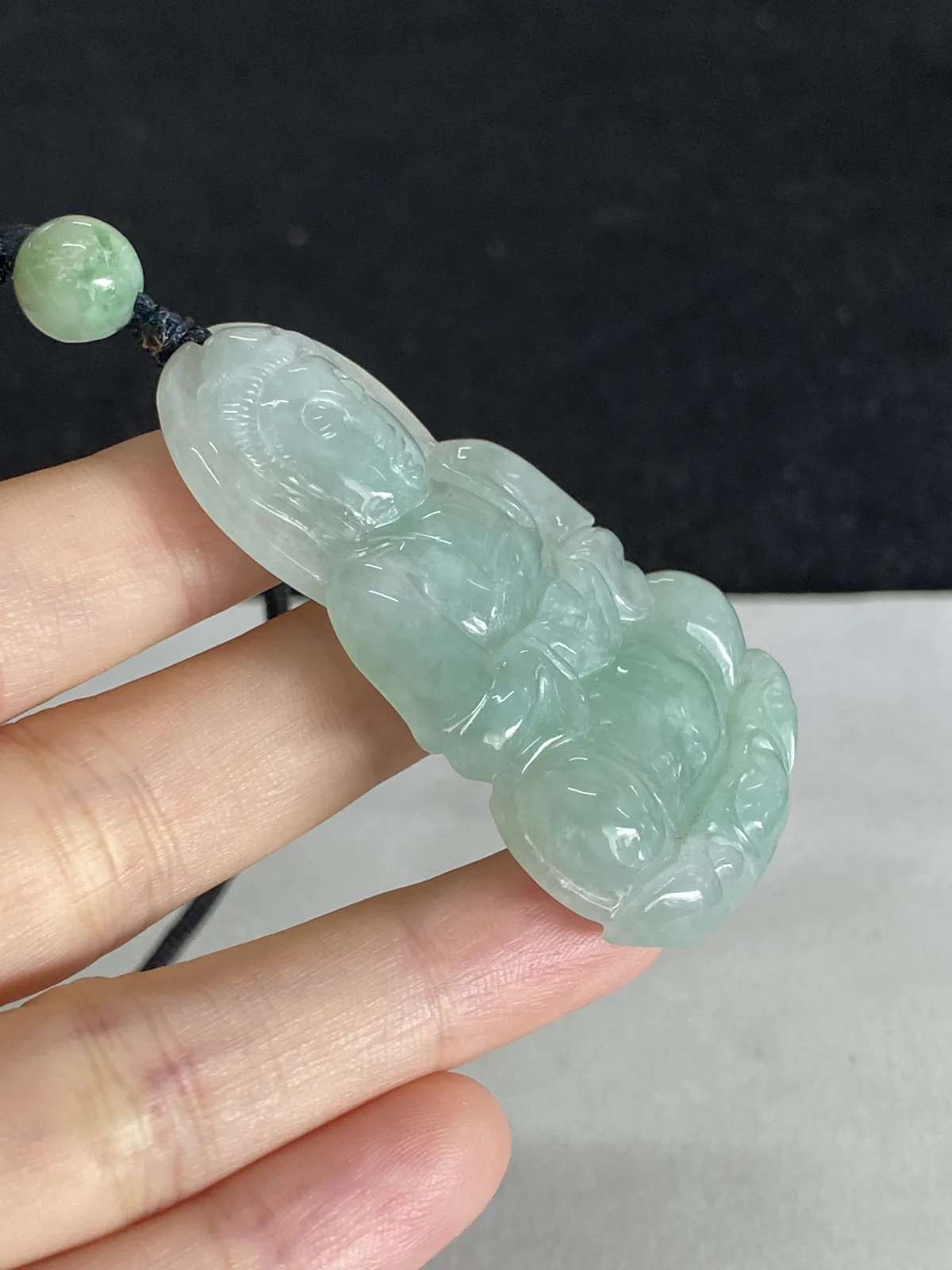 翡翠糯化种淡绿色吊坠，配珠未测