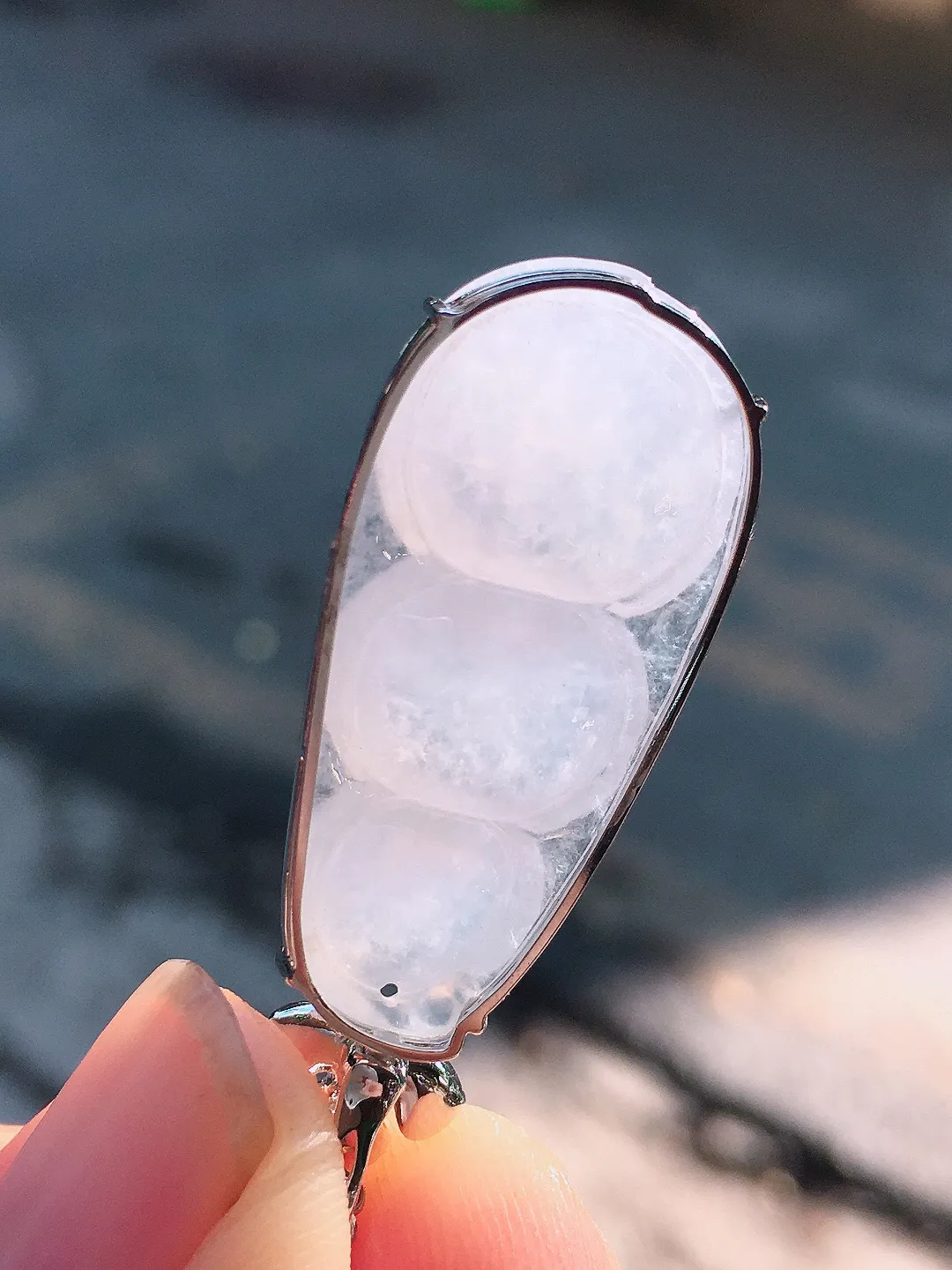 冰种福豆吊坠，玉质细腻，荧光感超
强，饱满圆润，简单大气，18k
金豪华镶嵌
