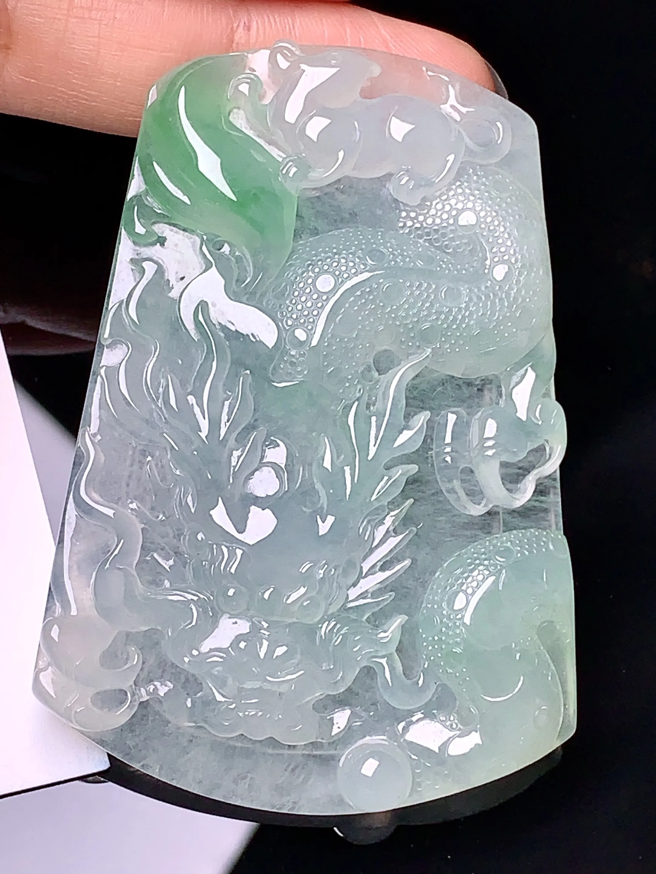 飘绿龙牌吊坠 玉质细腻 色泽清新艳丽 整体尺寸63*43.3*6.6