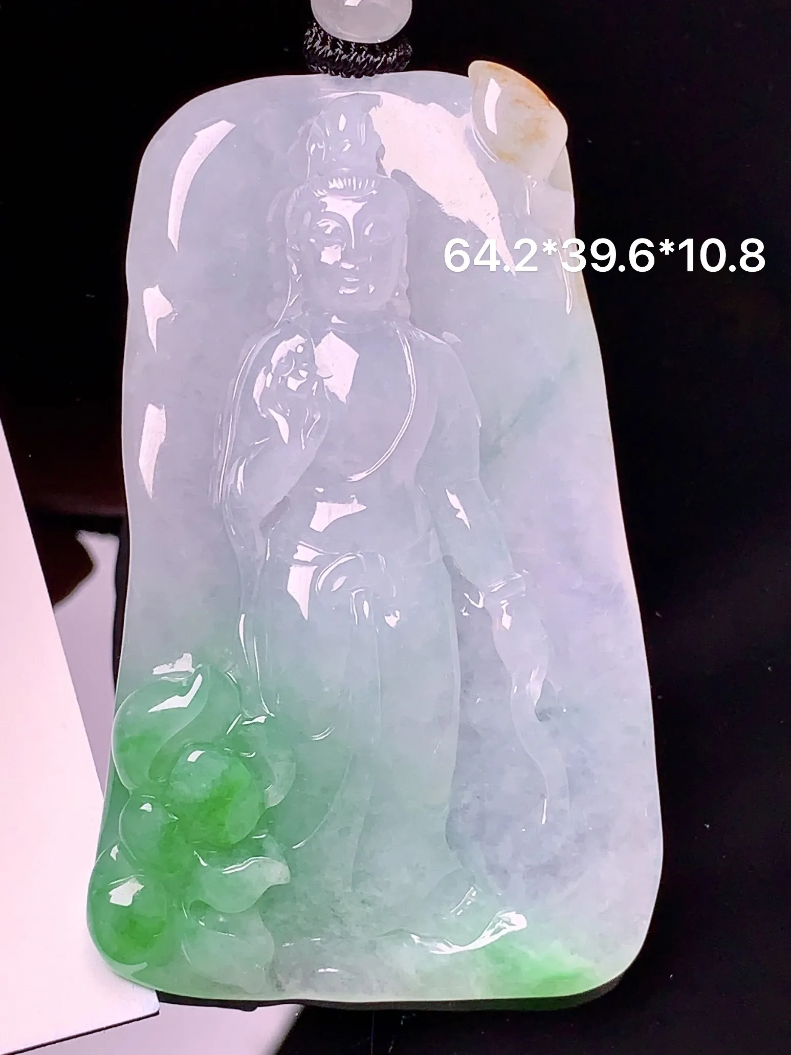 飘绿观音菩萨吊坠 玉质细腻 色泽清新艳丽 整体尺寸64.2*39.6*10.8