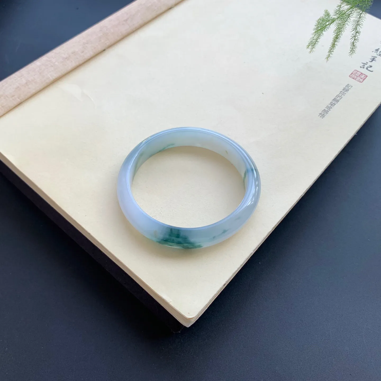 57.5圈口飘花正圈手镯 尺寸：57.5-12-7，水润起胶，花色浓郁