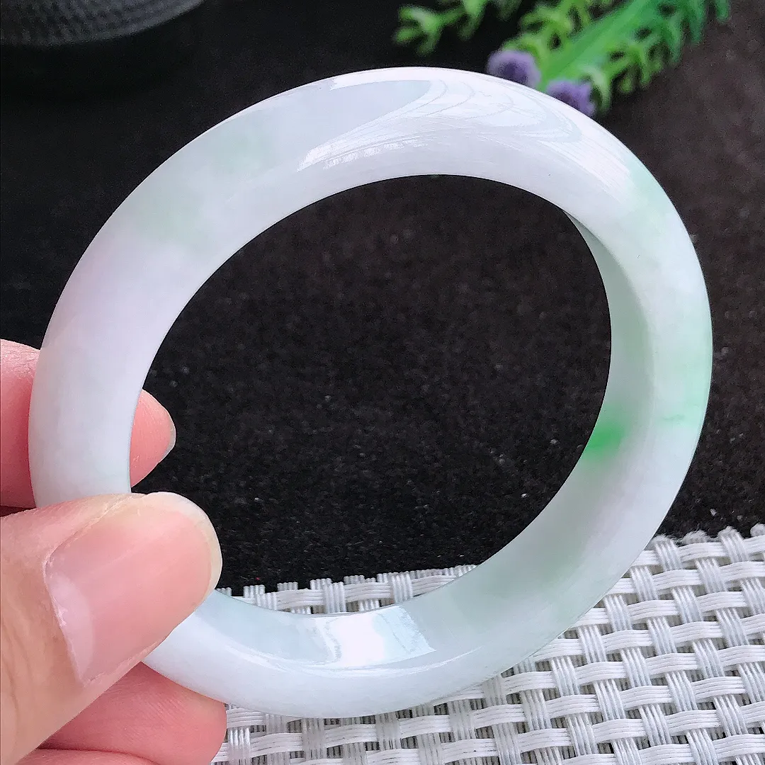 自然光55/12.2/8.8老坑精美温润飘阳绿手镯天然翡翠玉镯女款