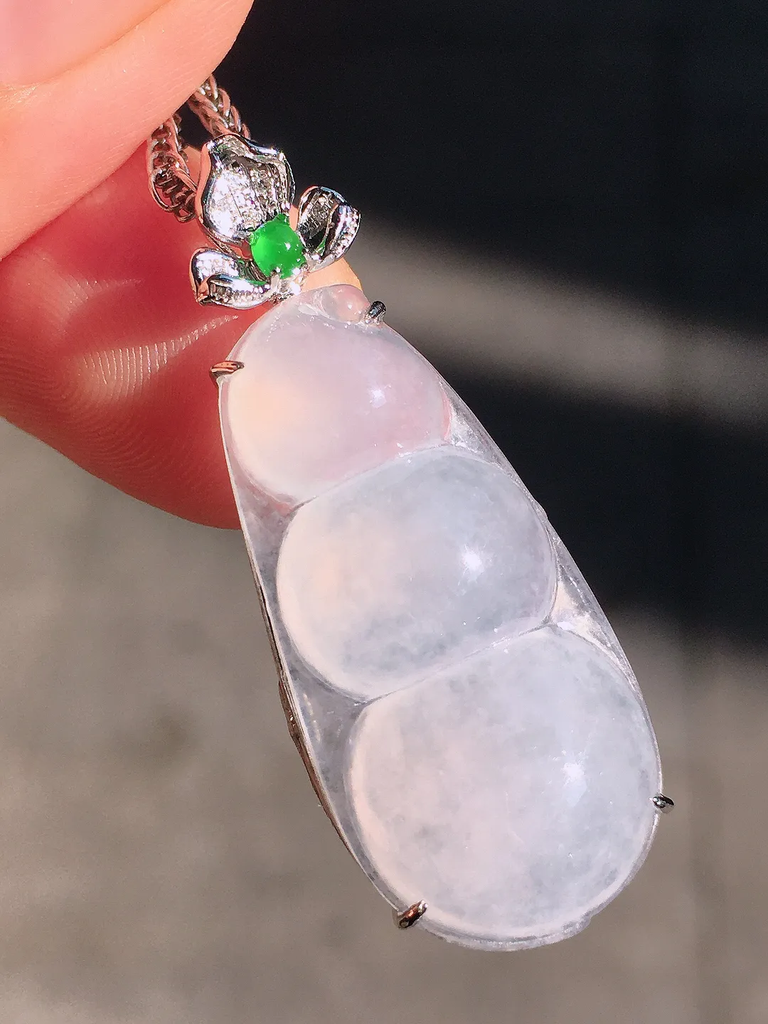 冰种福豆吊坠，玉质细腻，荧光感超
强，饱满圆润，简单大气，18k
金豪华镶嵌