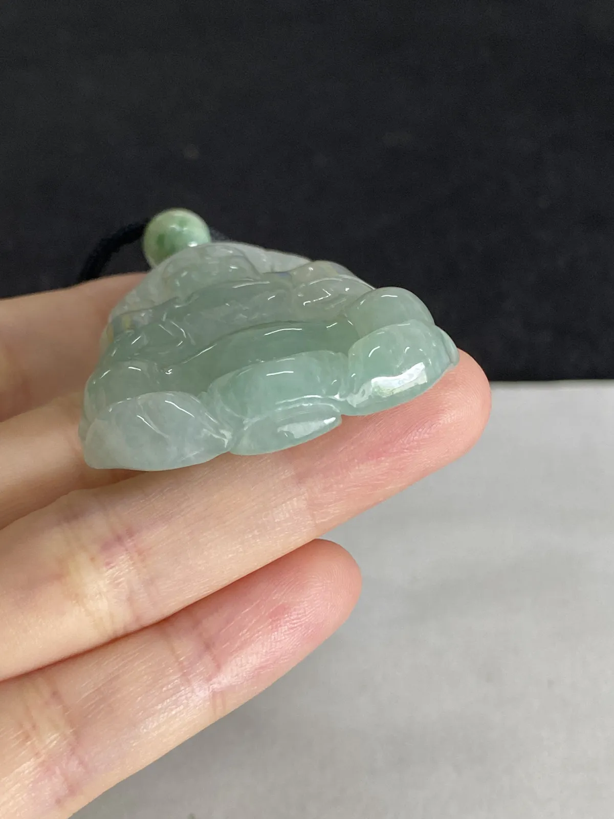 翡翠糯化种淡绿色吊坠，配珠未测