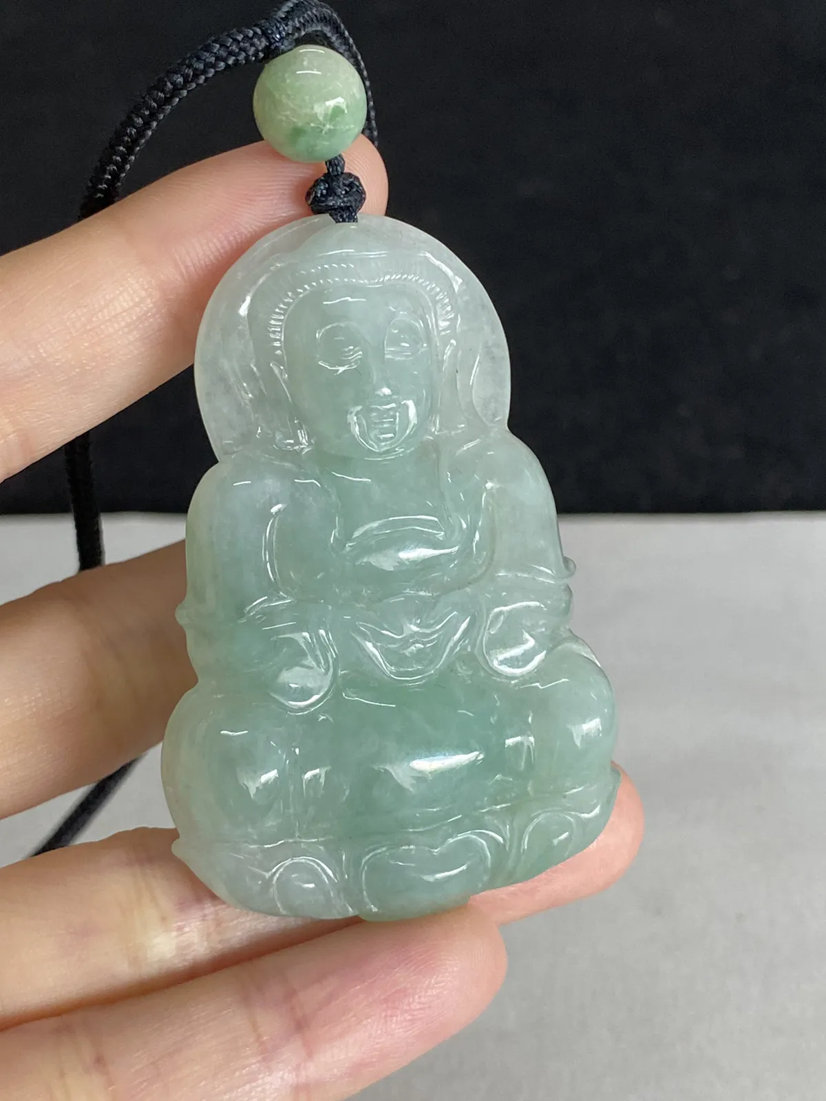 翡翠糯化种淡绿色吊坠，配珠未测