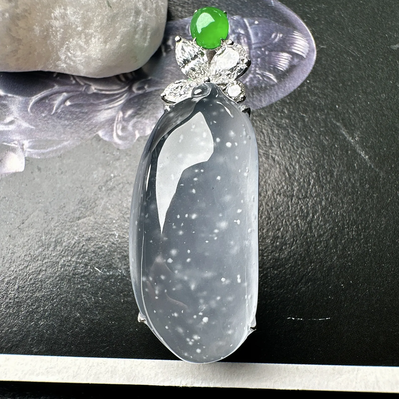 【冰种福瓜吊坠】雪花棉老料，种水上乘，晶莹剔透，纯净通透，莹光感很强。18k金钻镶嵌，裸石尺寸31.