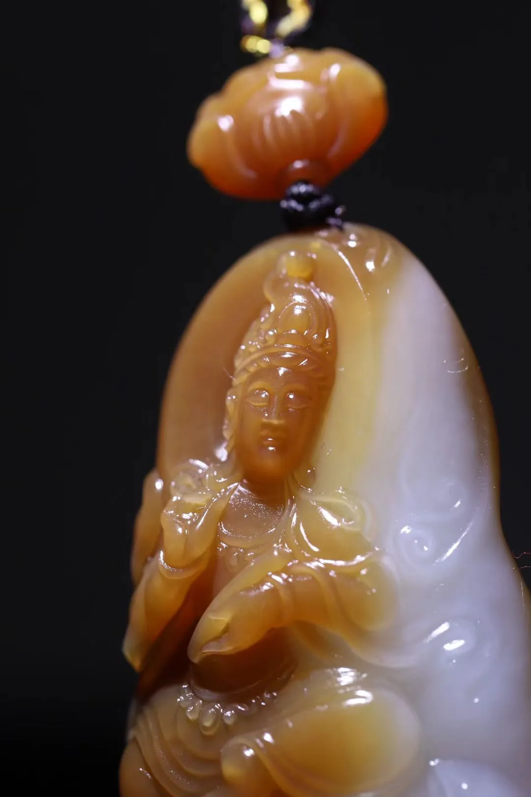 精品美物
【御龙观音】精品老熟且末糖白，糖色明艳，质细如膏似脂，油润十足，造型圆润厚实！韵味拿捏精妙入微, 雕工传神凝练。 观‌音慈‌眉善目 ，眉‌眼低垂‌，祥瑞之‌相，神龙翱翔云端， 普降甘霖在人间，使风调雨顺，国‌家安‌宁， ‌护身祈福‌ ，至‌祥至瑞。
【规格】54-33-17mm,46.9g