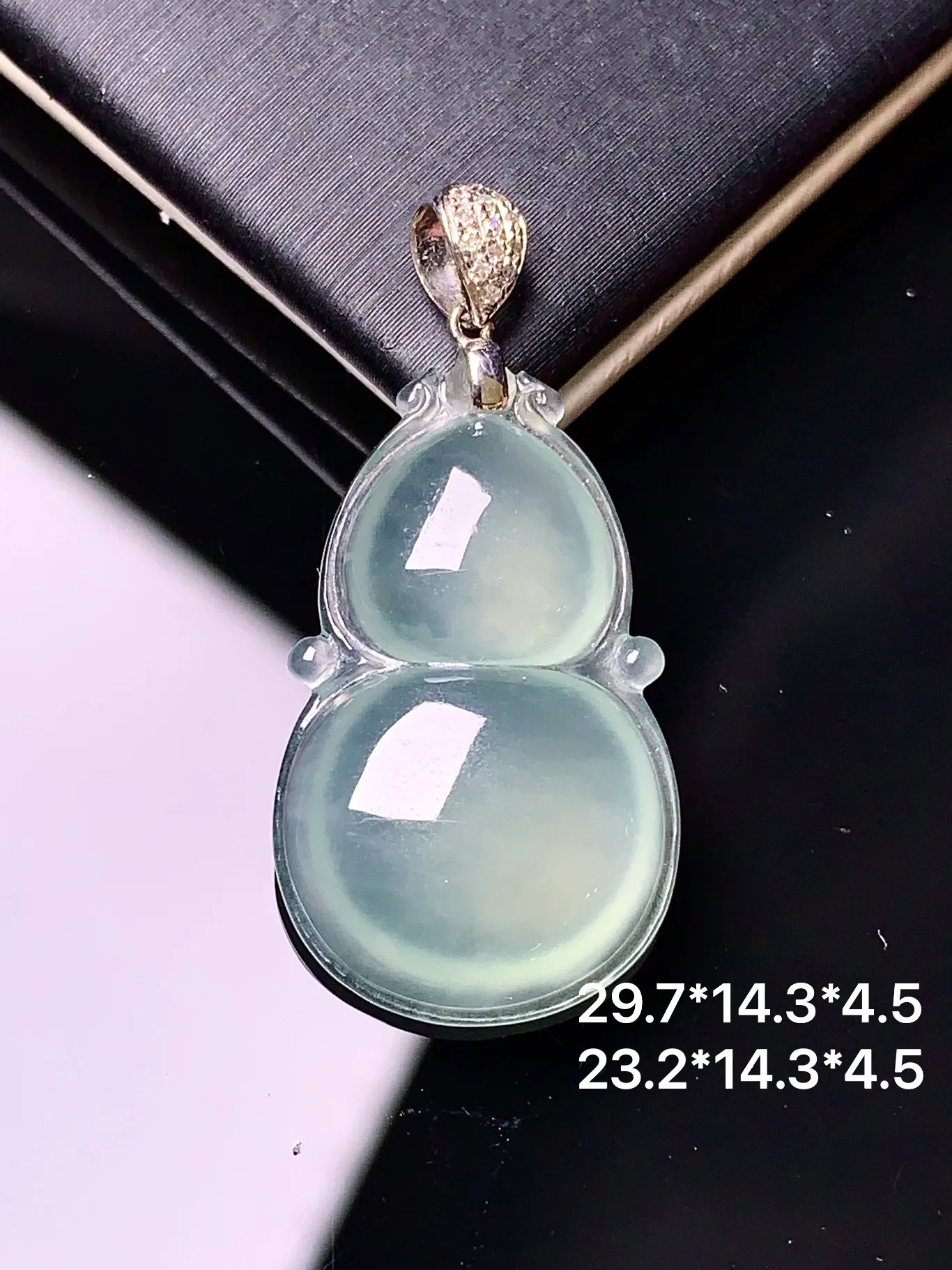 18k金钻镶嵌冰种葫芦吊坠 玉质细腻 色泽清新艳丽 整体尺寸29.7*14.3*4.5