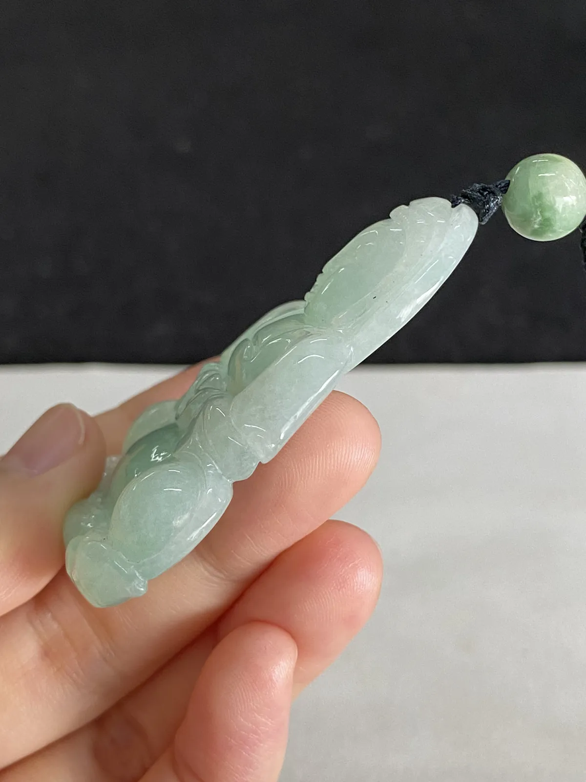 翡翠糯化种淡绿色吊坠，配珠未测