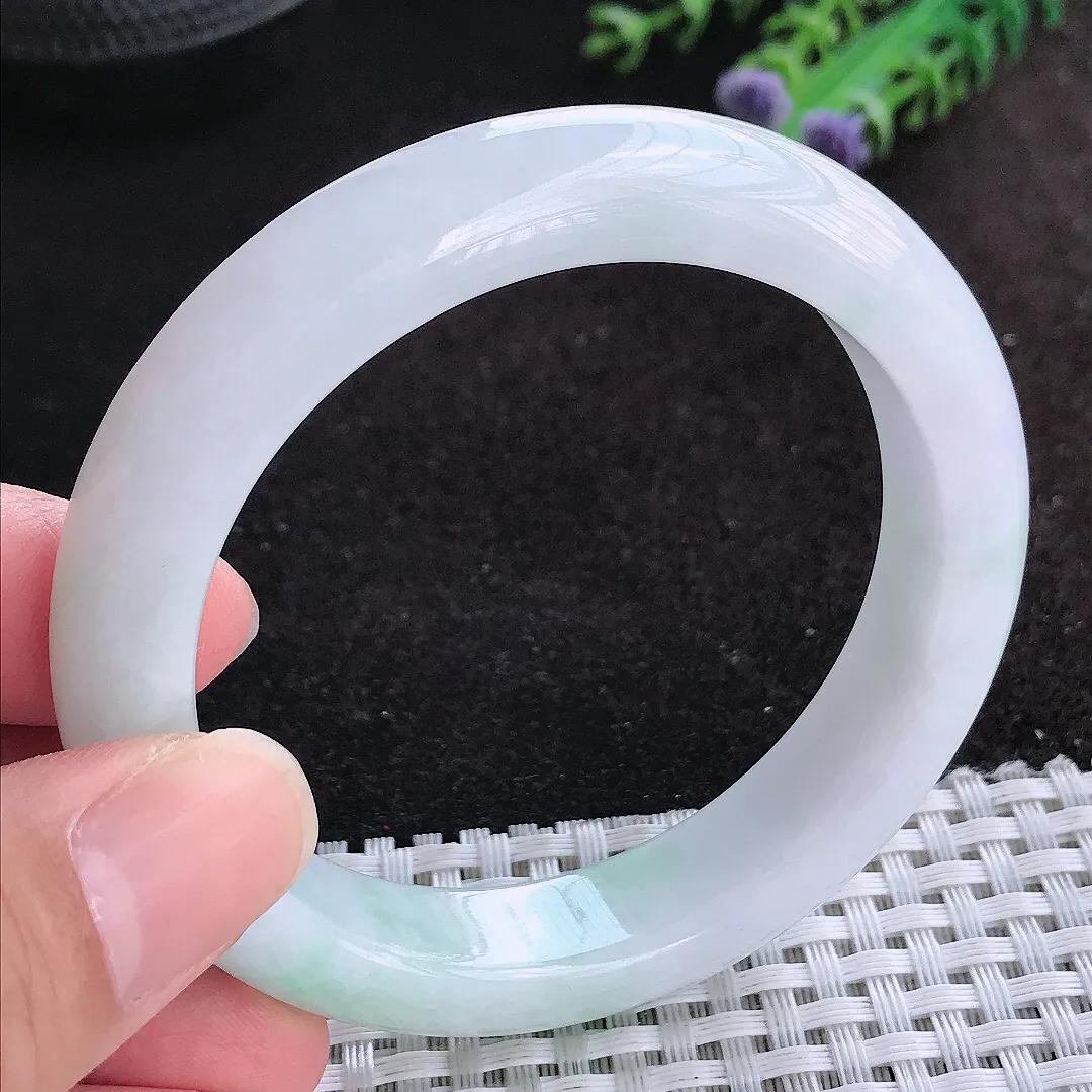 自然光55/12.2/8.8老坑精美温润飘阳绿手镯天然翡翠玉镯女款