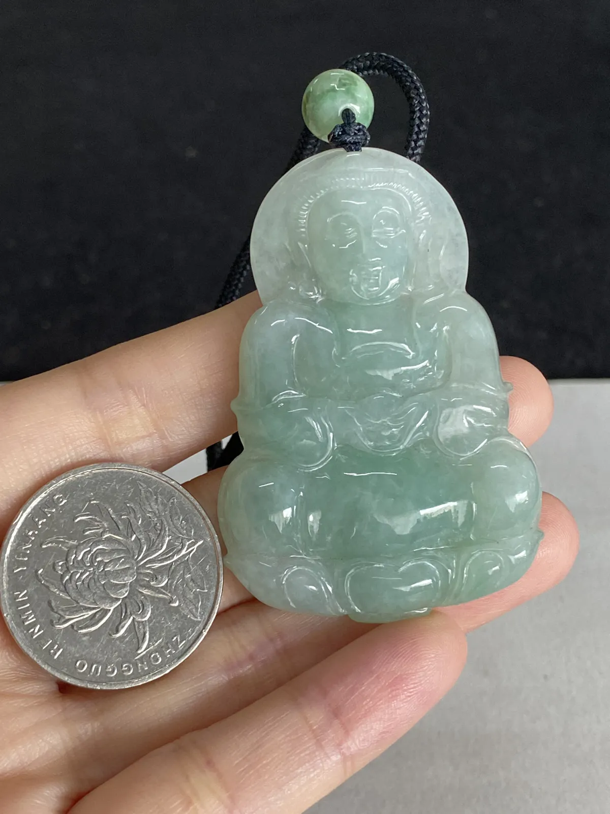 翡翠糯化种淡绿色吊坠，配珠未测