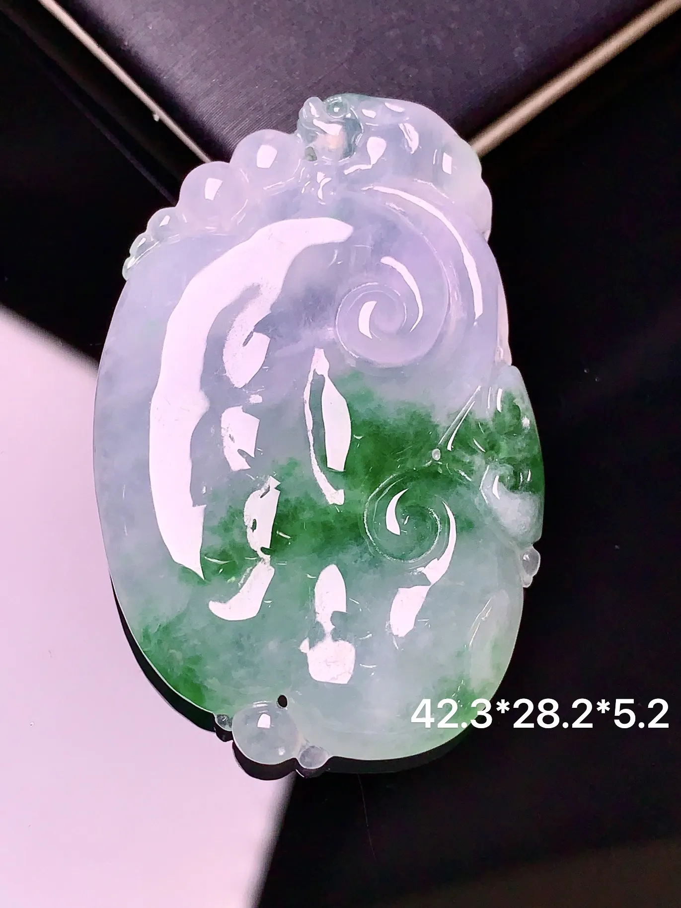 飘绿如意吊坠 玉质细腻 色泽清新艳丽 整体尺寸42.3*28.2*5.2