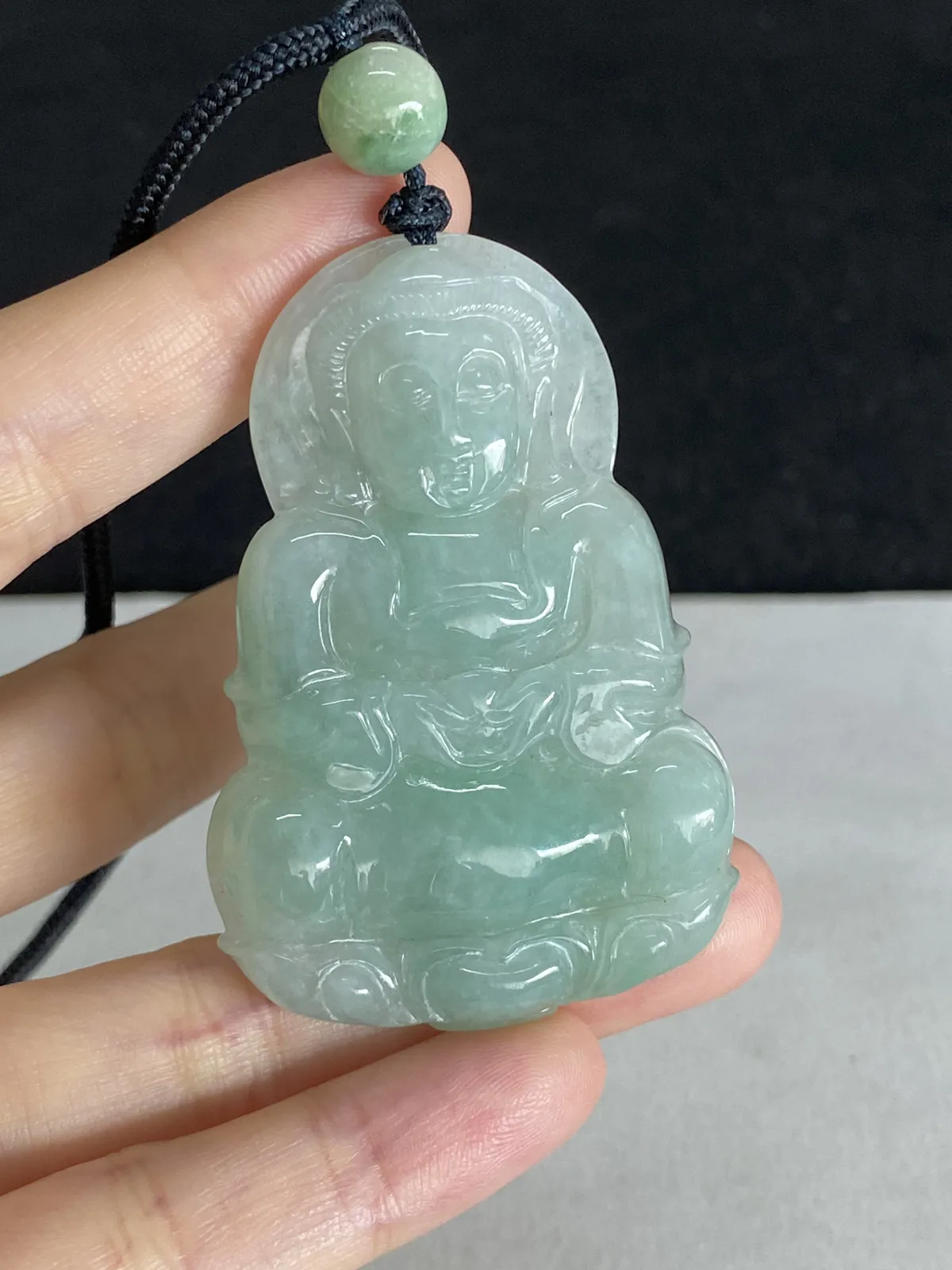 翡翠糯化种淡绿色吊坠，配珠未测