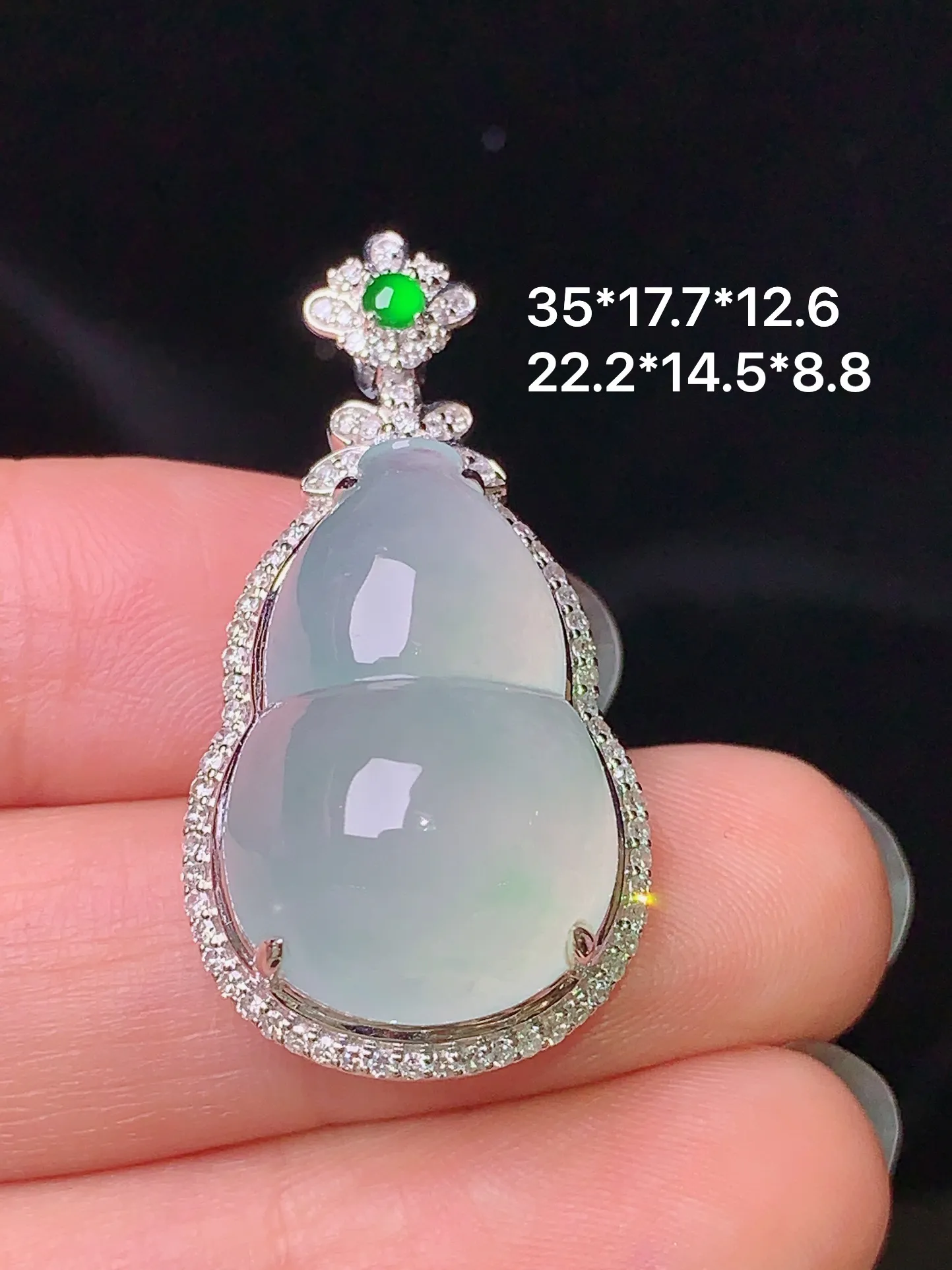 18k金钻镶嵌冰种葫芦吊坠 玉质细腻 色泽清新艳丽 整体尺寸35*17.7*12.6