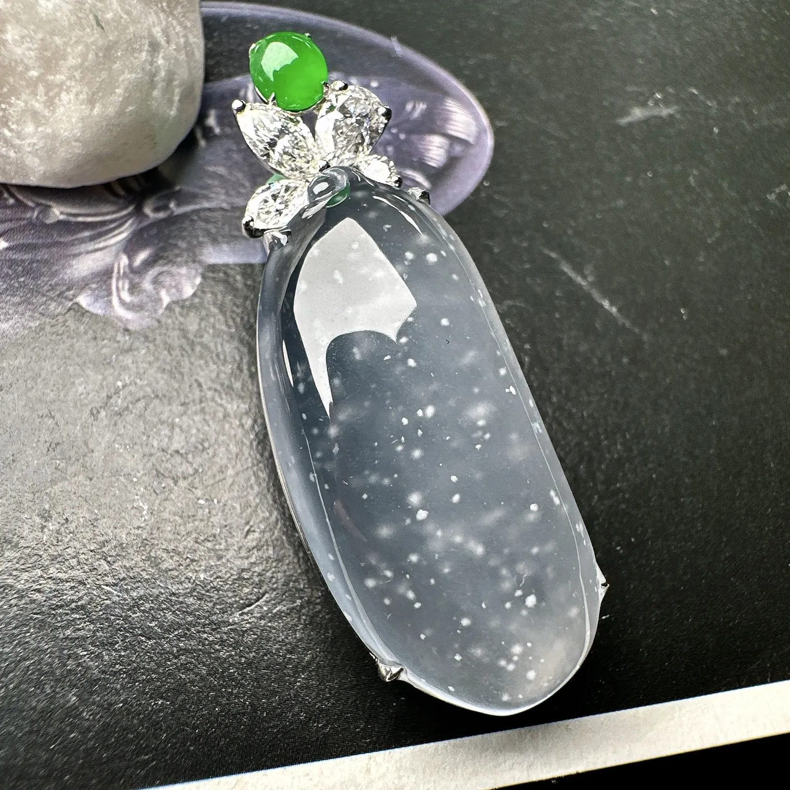 【冰种福瓜吊坠】雪花棉老料，种水上乘，晶莹剔透，纯净通透，莹光感很强。18k金钻镶嵌，裸石尺寸31.