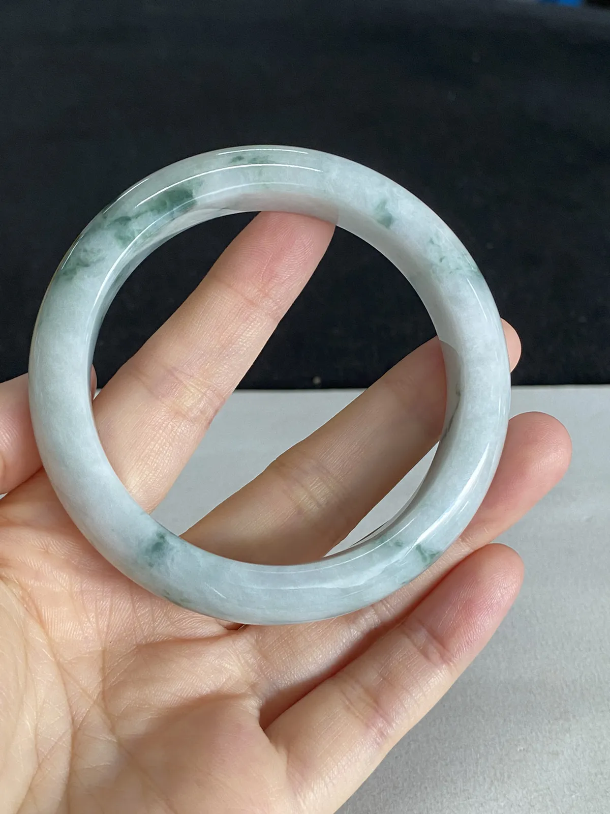 正圈55.8圈口，翡翠糯化种飘绿手镯
