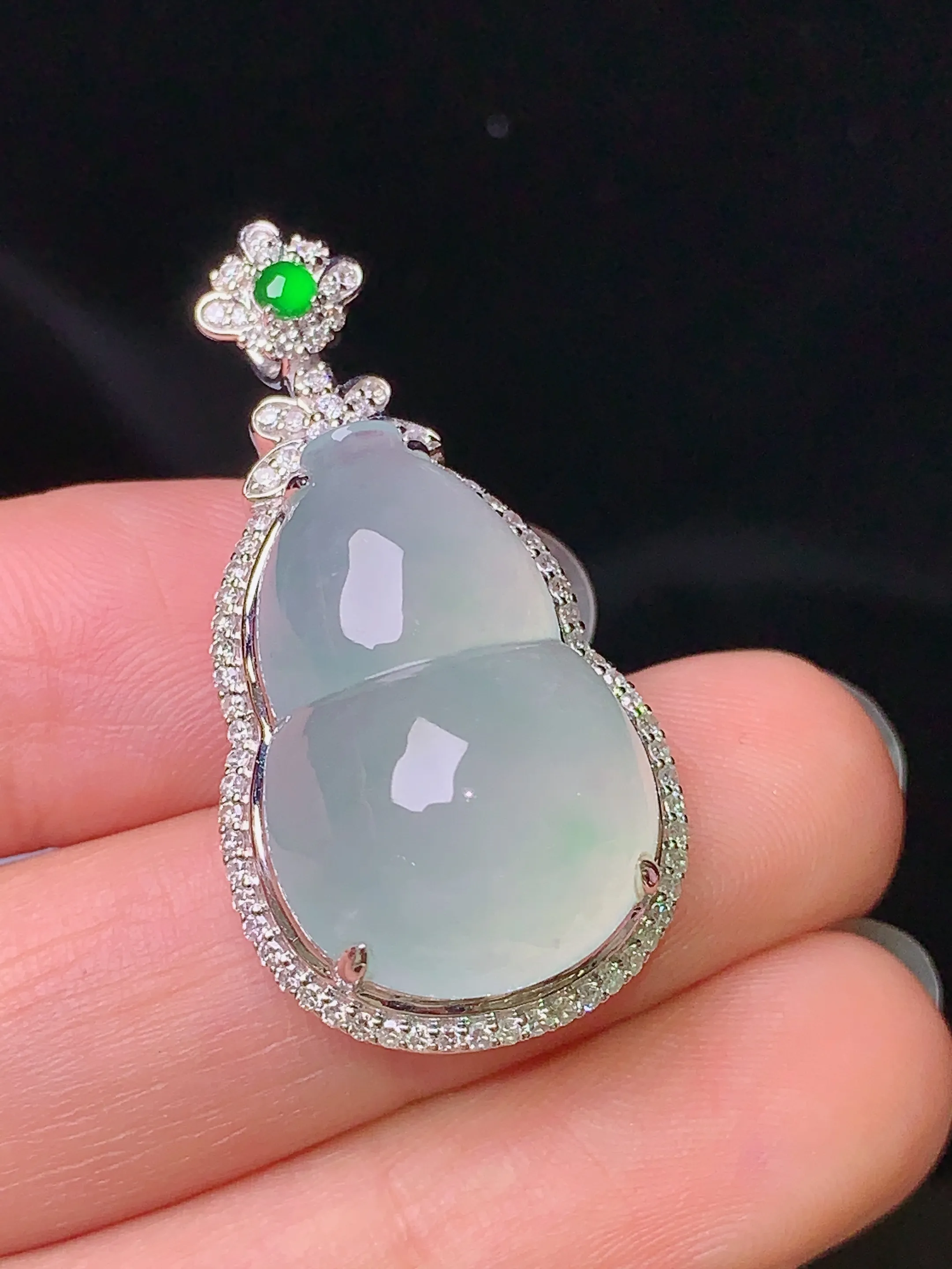 18k金钻镶嵌冰种葫芦吊坠 玉质细腻 色泽清新艳丽 整体尺寸35*17.7*12.6