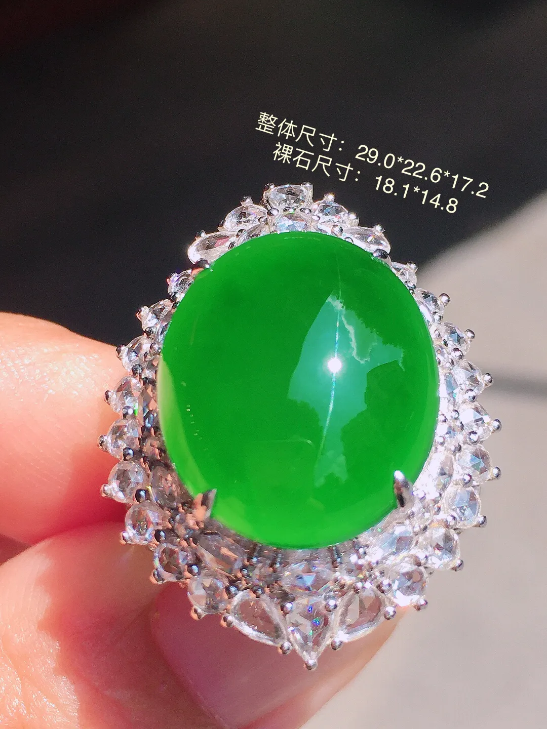 阳绿大蛋面戒指/吊坠两用款，色泽均匀艳丽，玉质细腻，荧光感超
强，饱满圆润，尽显优雅气质，18k
金豪华镶嵌