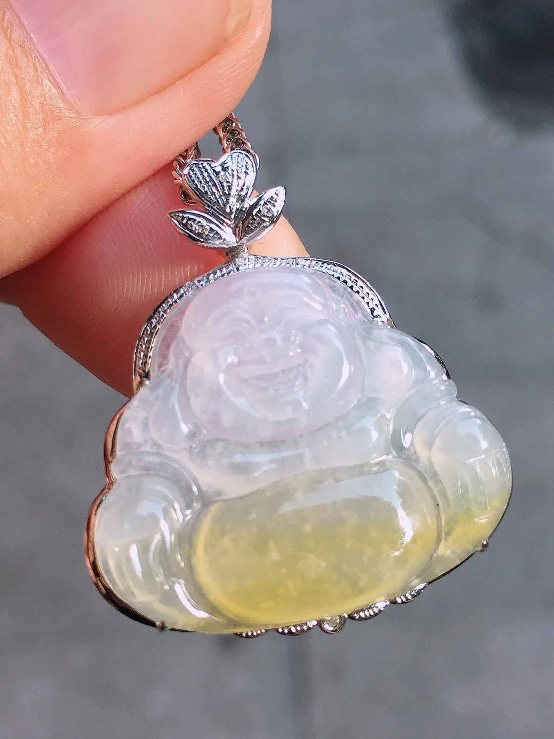 飘黄翡佛公吊坠，色泽艳丽，玉质细腻，荧光感超
强，饱满圆润，简单大气，18k
金豪华镶嵌